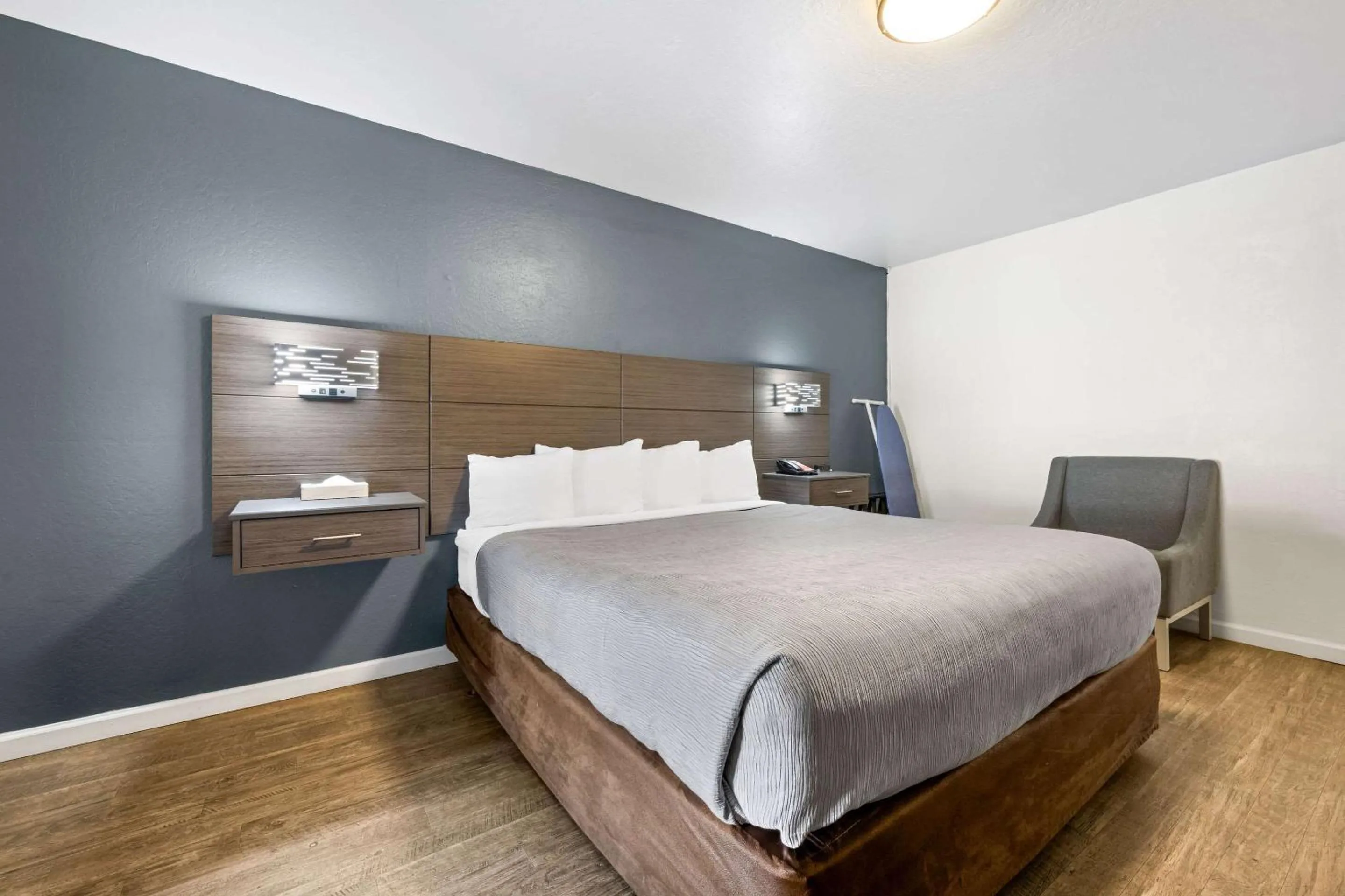 Bedroom, Bed in Econo Lodge Inn & Suites Heavenly Village Area