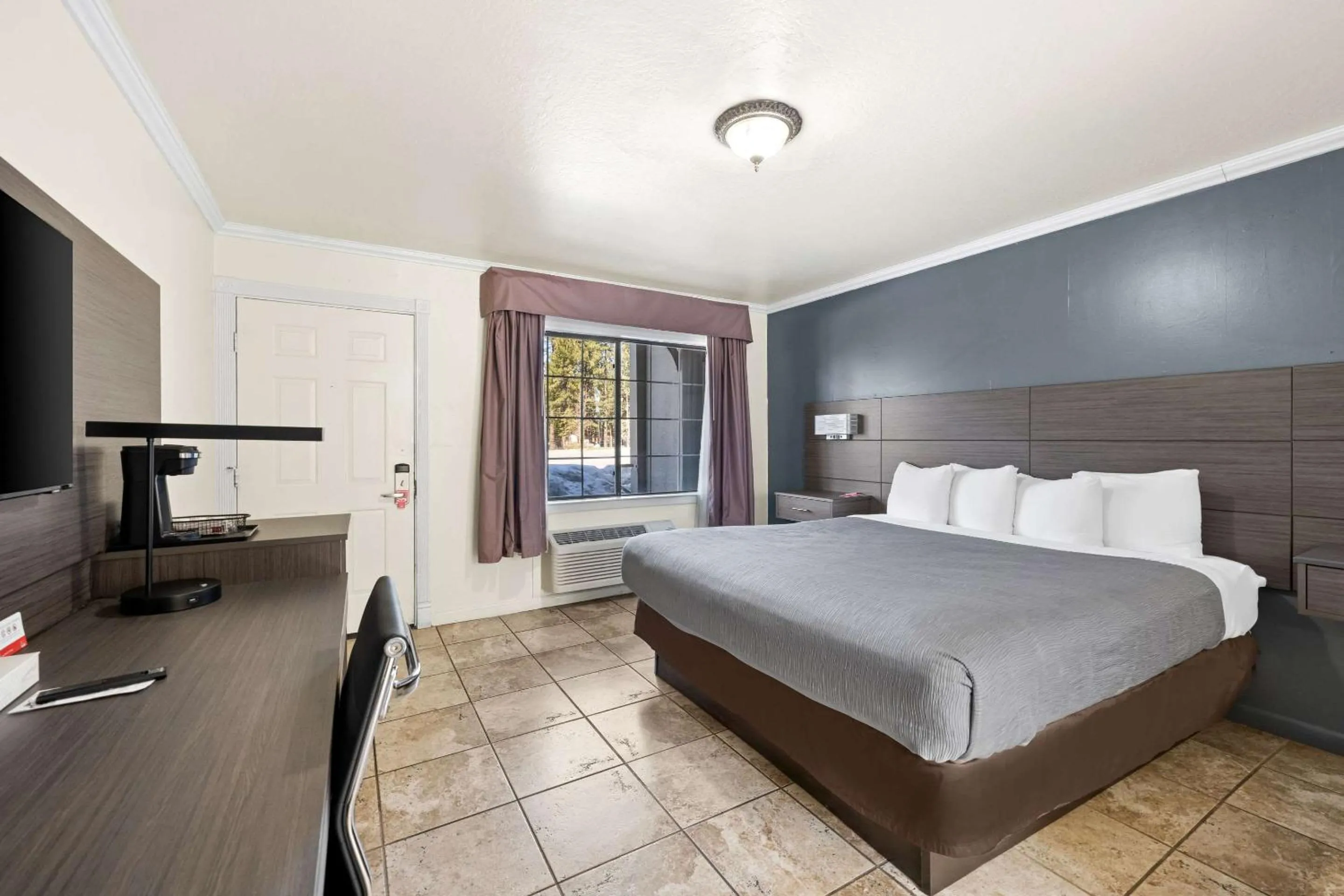 Bedroom, Bed in Econo Lodge Inn & Suites Heavenly Village Area