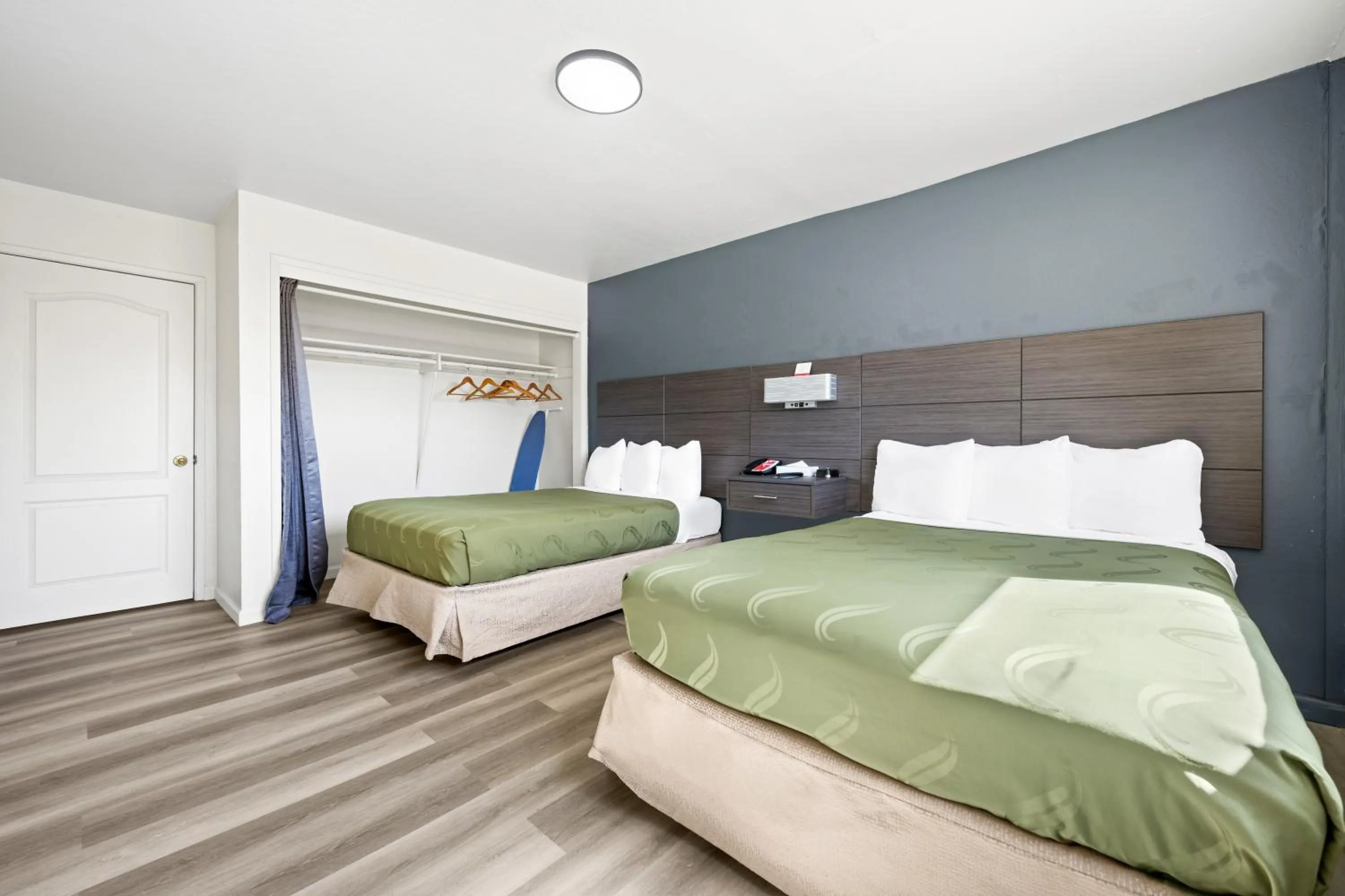 Bed in Econo Lodge Inn & Suites Heavenly Village Area