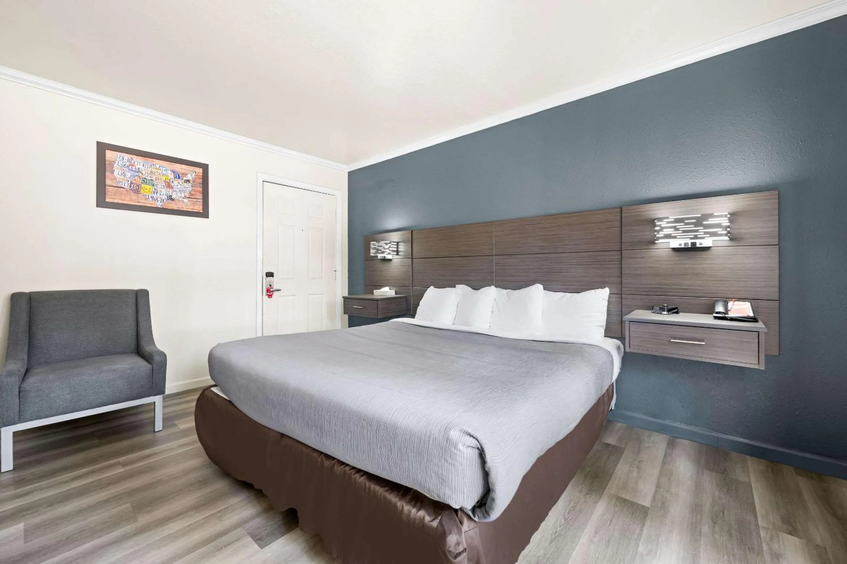 Bedroom, Bed in Econo Lodge Inn & Suites Heavenly Village Area