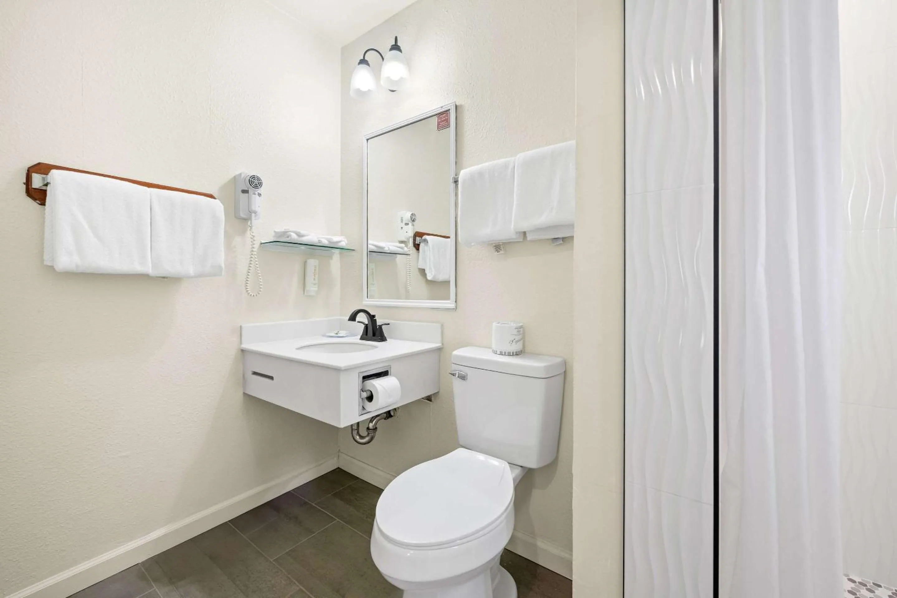 Bedroom in Econo Lodge Inn & Suites Heavenly Village Area