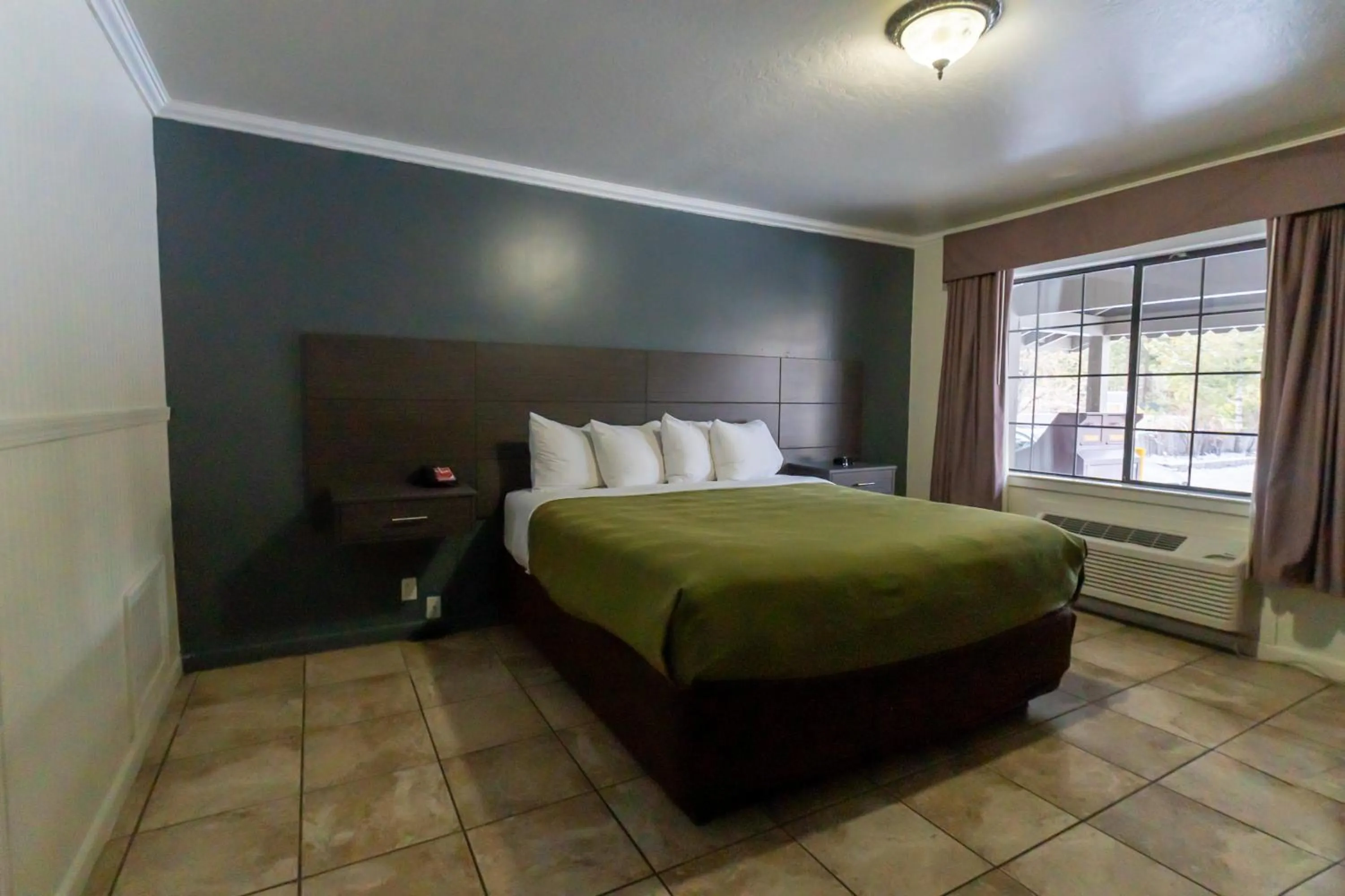 Bedroom, Bed in Econo Lodge Inn & Suites Heavenly Village Area