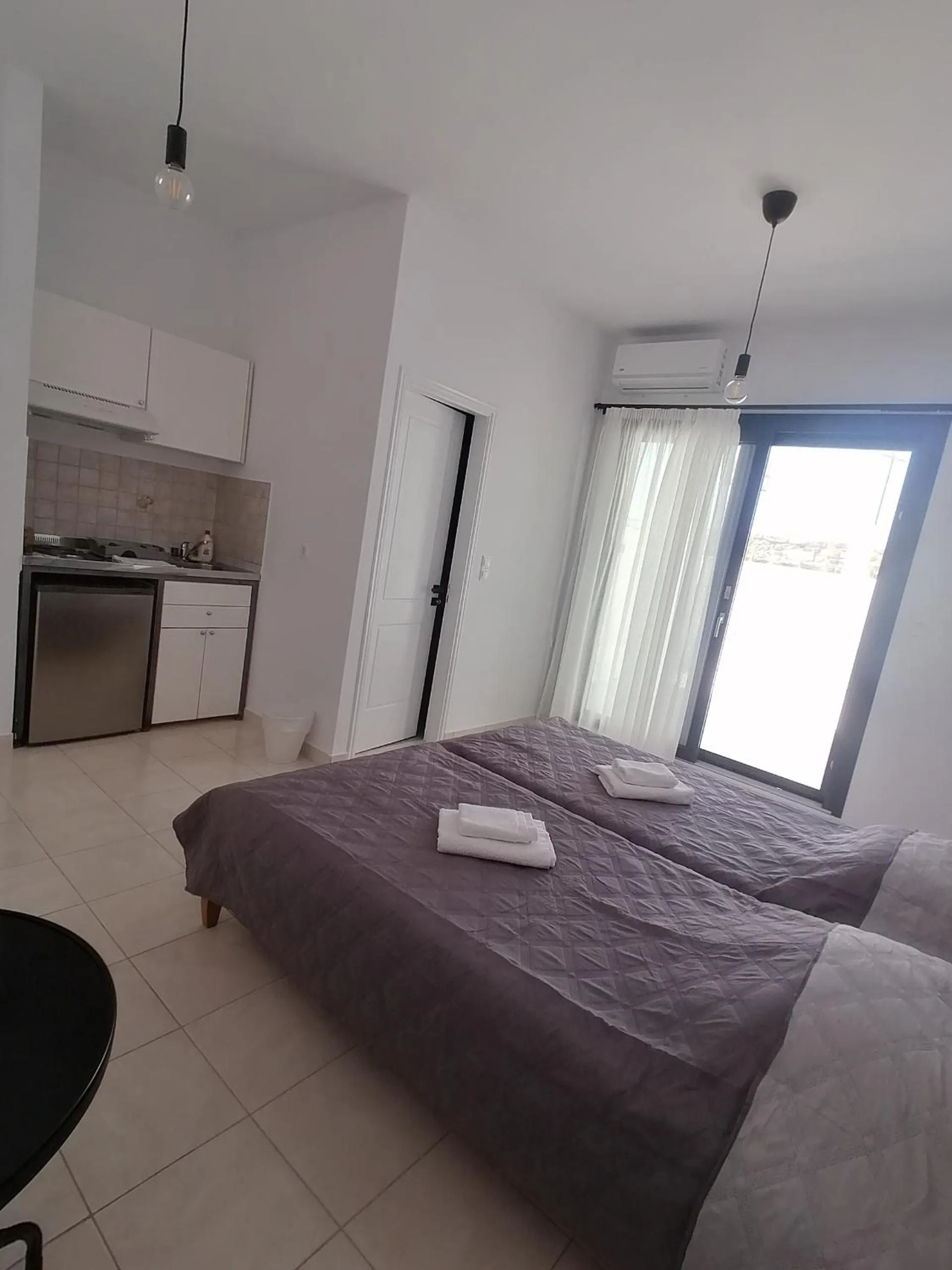 Photo of the whole room, Bed in Zefyros Studios