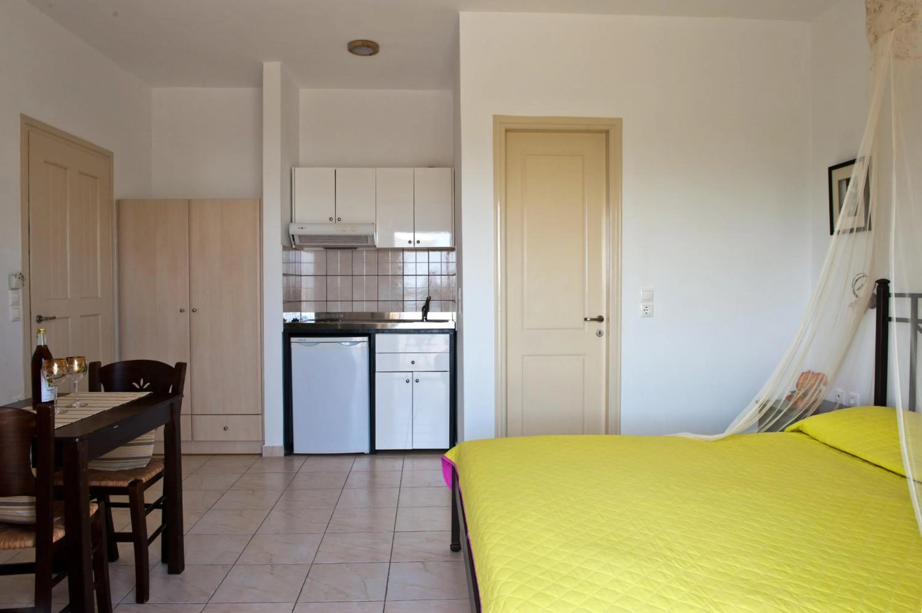 Kitchen or kitchenette, Bed in Zefyros Studios