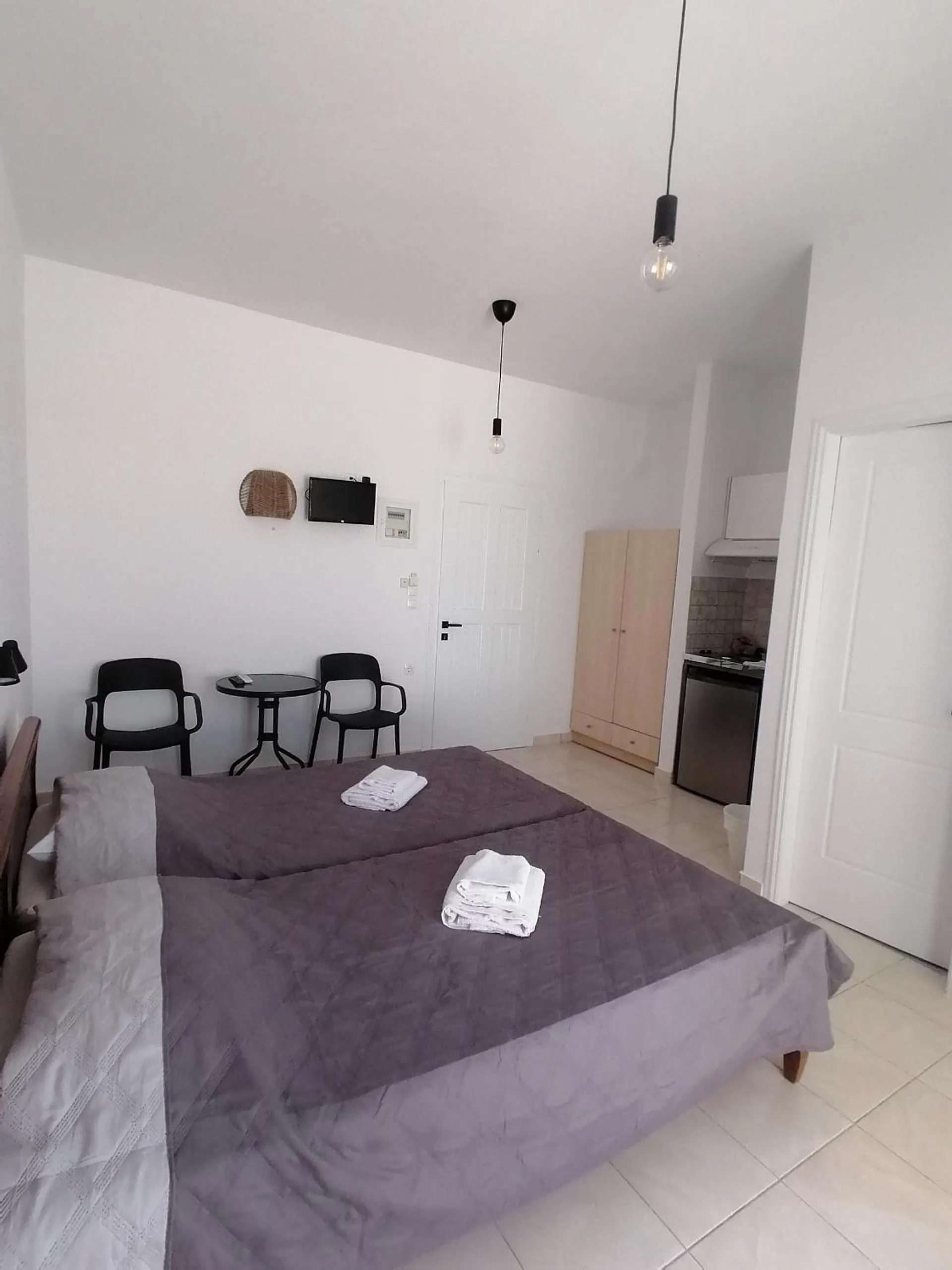 Photo of the whole room, Bed in Zefyros Studios