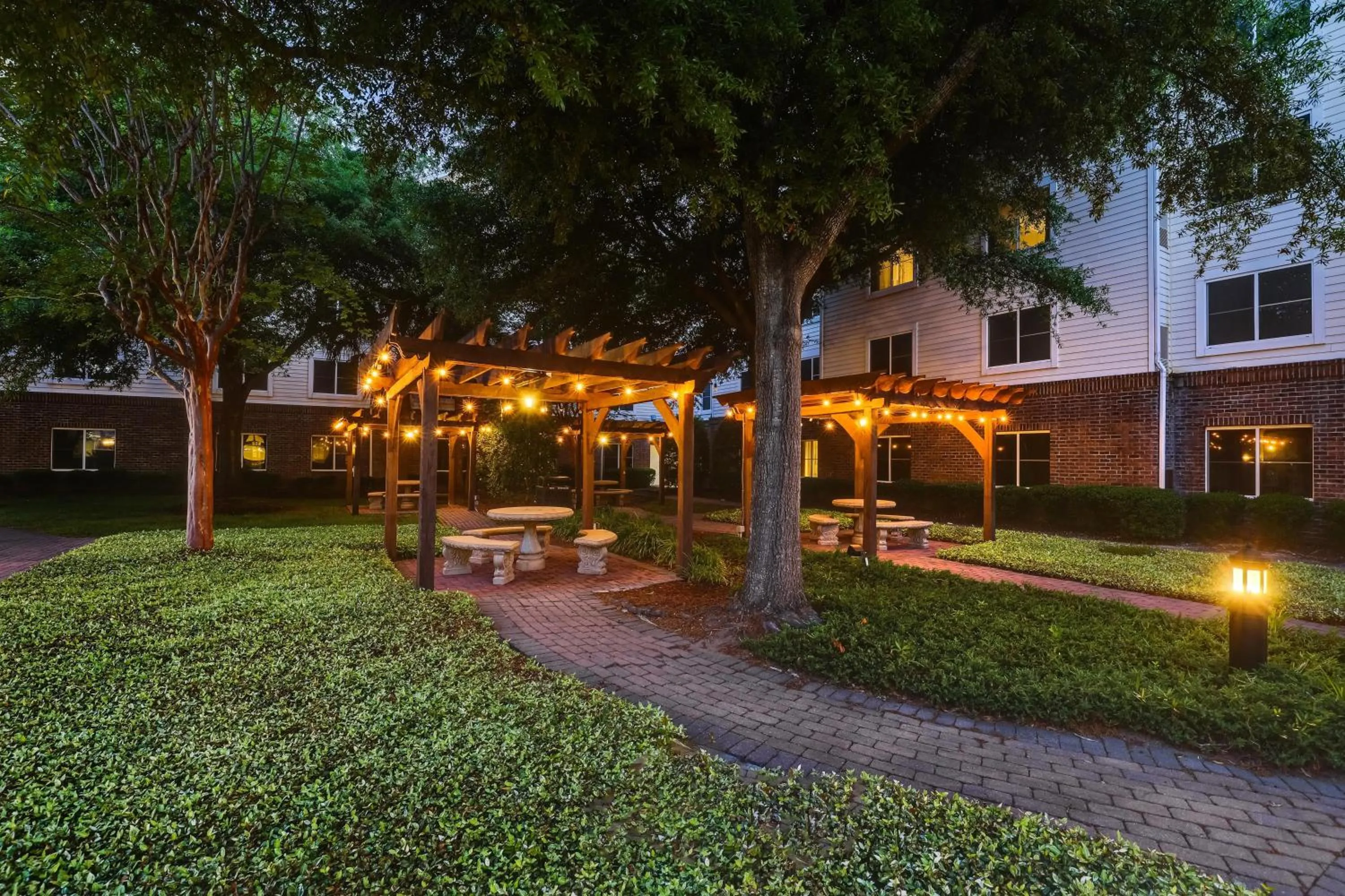 Inner courtyard view in Homewood Suites by Hilton Charleston - Mount Pleasant