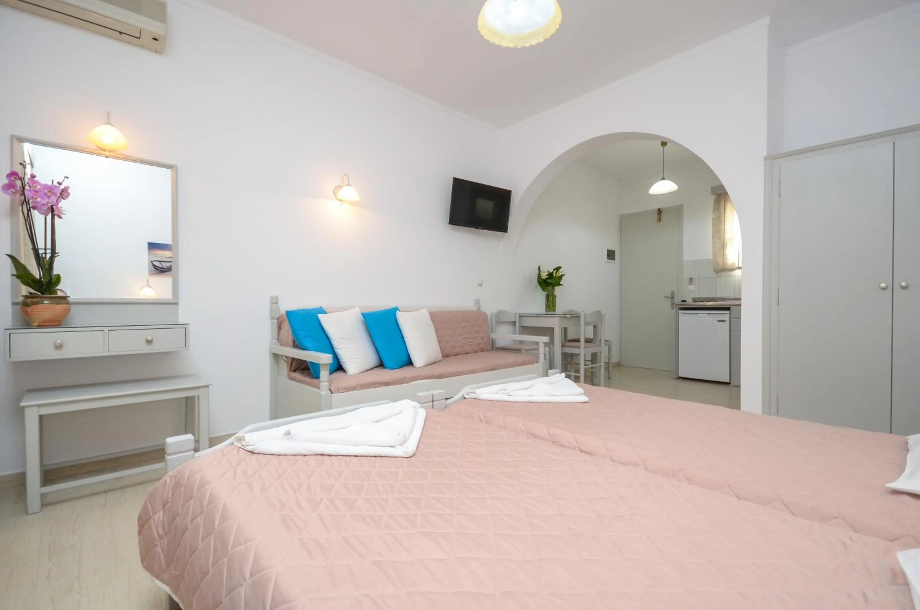 Bedroom, Bed in Golden Beach Studios Down Town