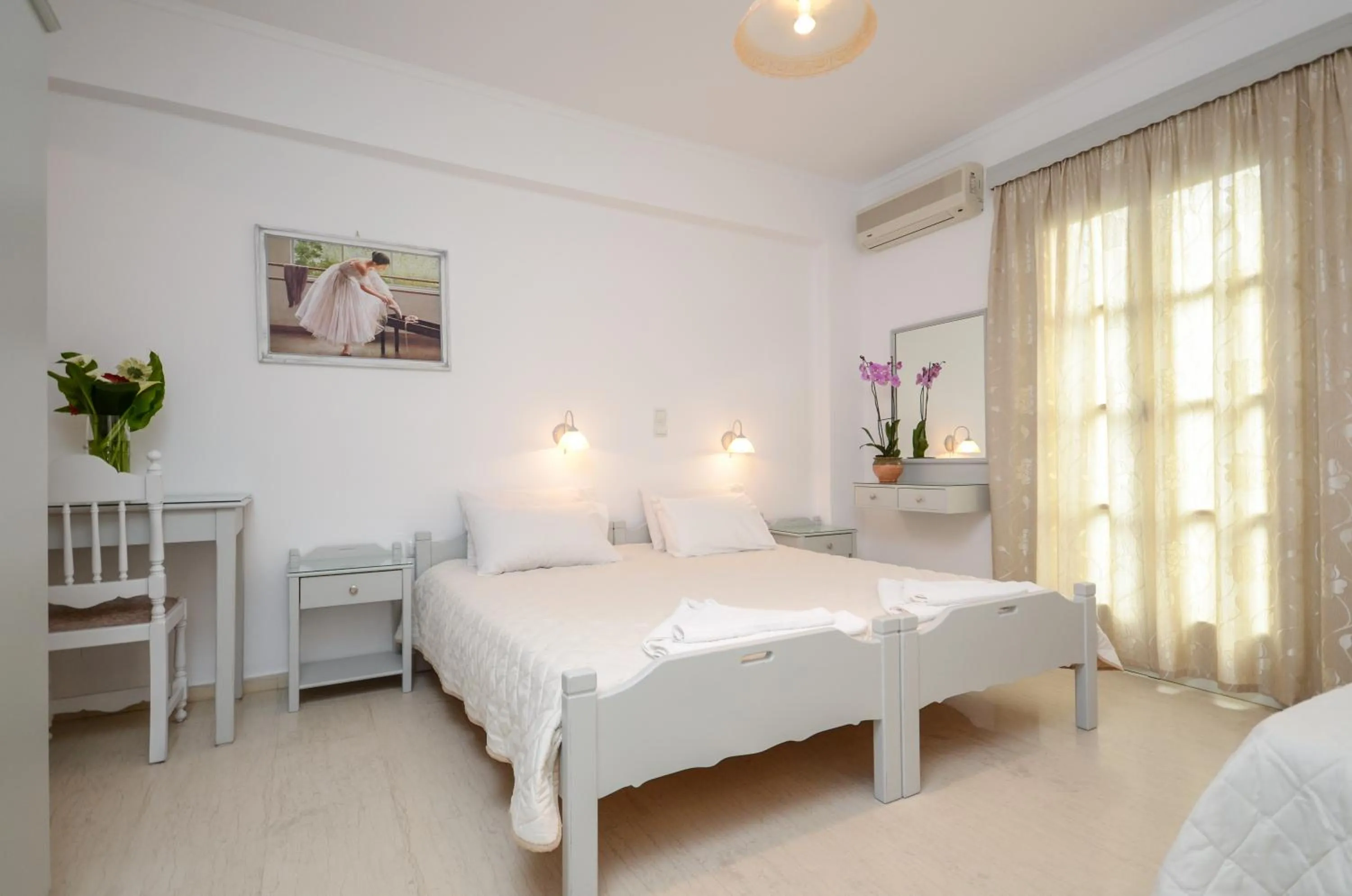 Bedroom, Bed in Golden Beach Studios Down Town