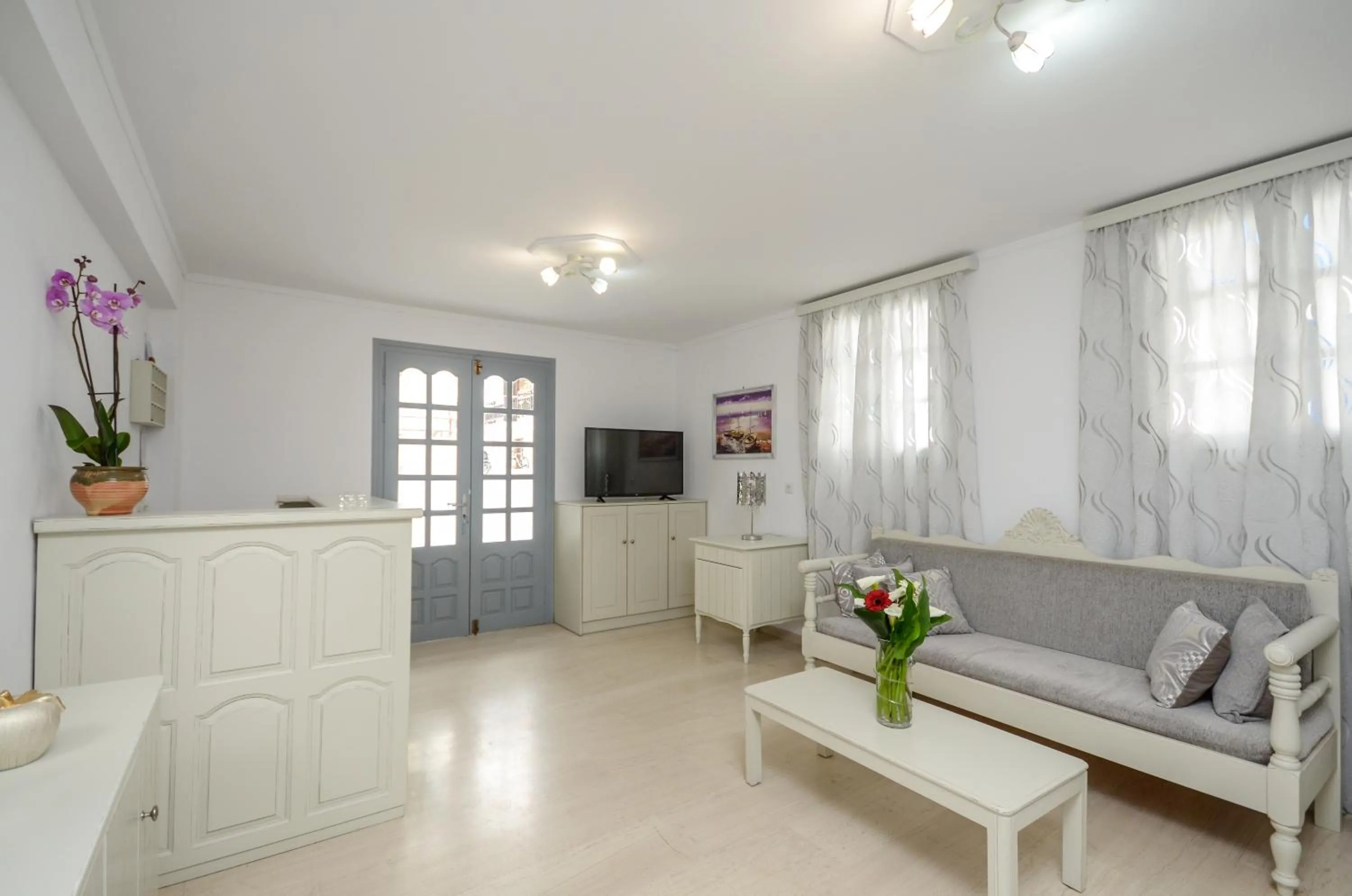 Communal lounge/ TV room in Golden Beach Studios Down Town