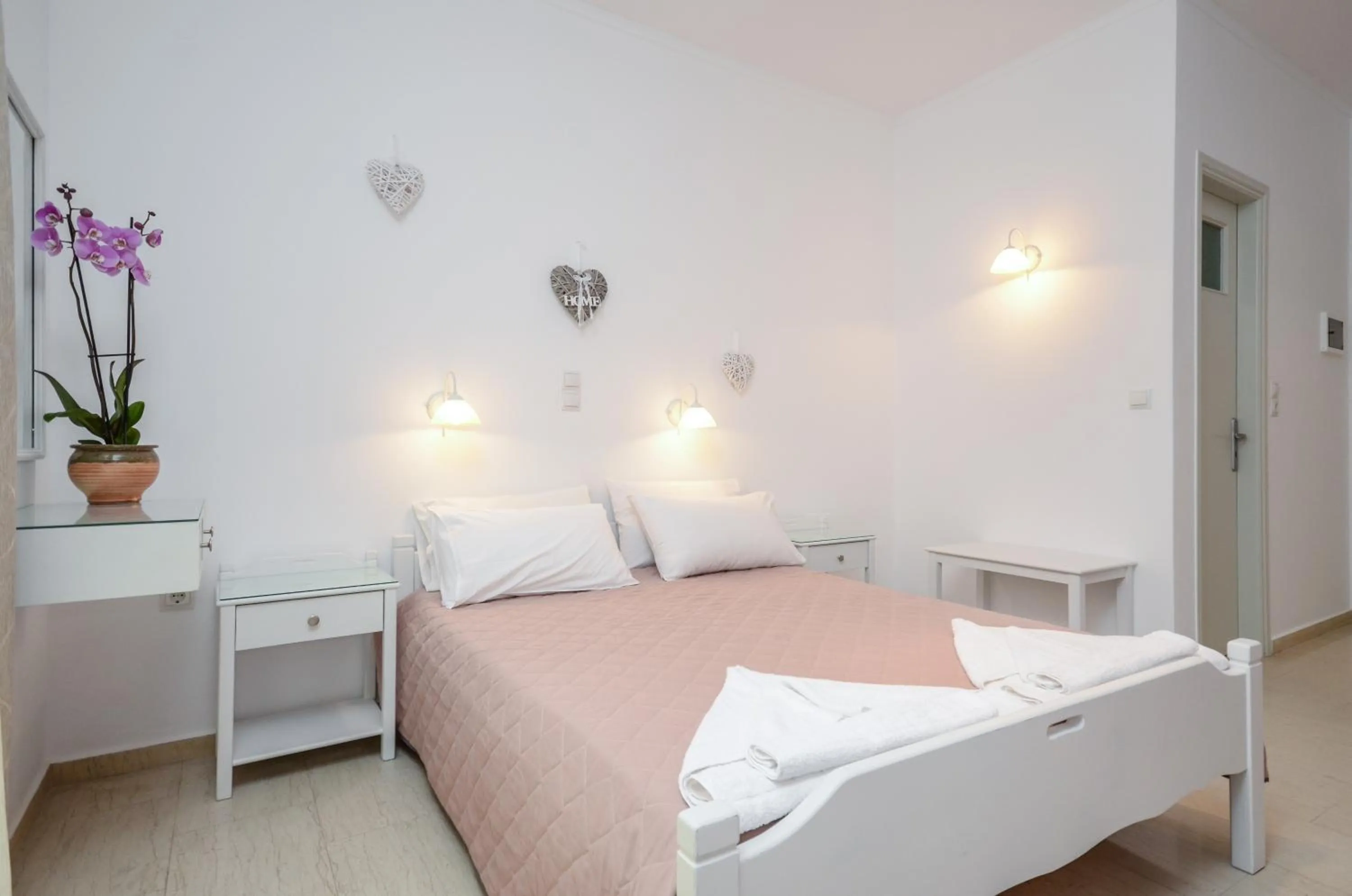 Bedroom, Bed in Golden Beach Studios Down Town