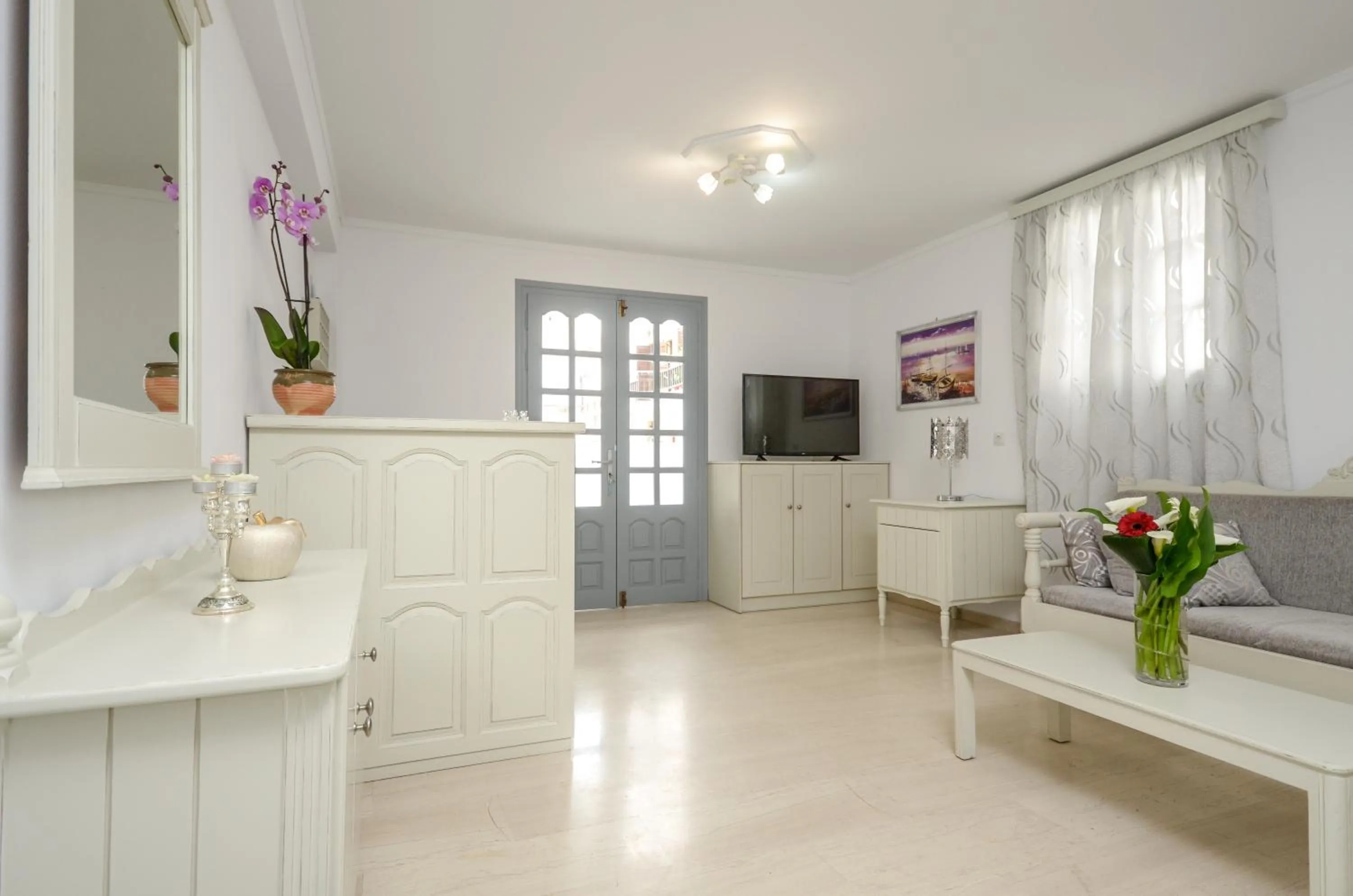 Communal lounge/ TV room in Golden Beach Studios Down Town