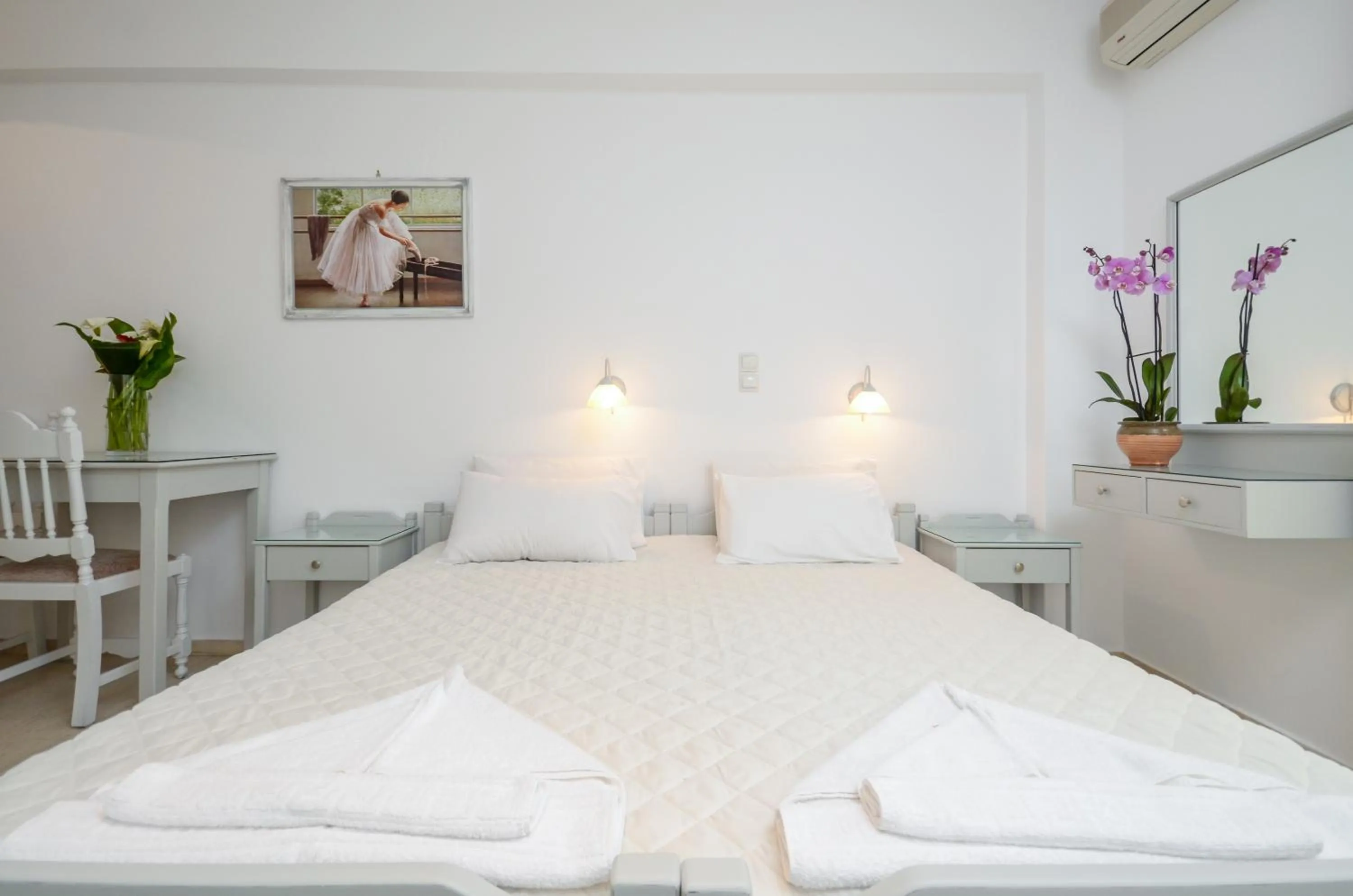 Bedroom, Bed in Golden Beach Studios Down Town