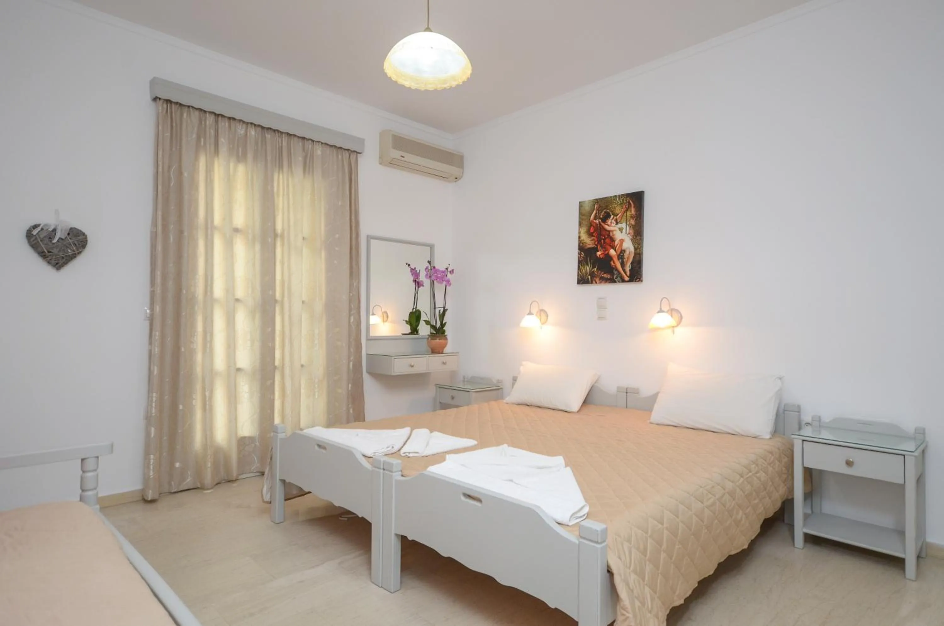 Bedroom, Bed in Golden Beach Studios Down Town