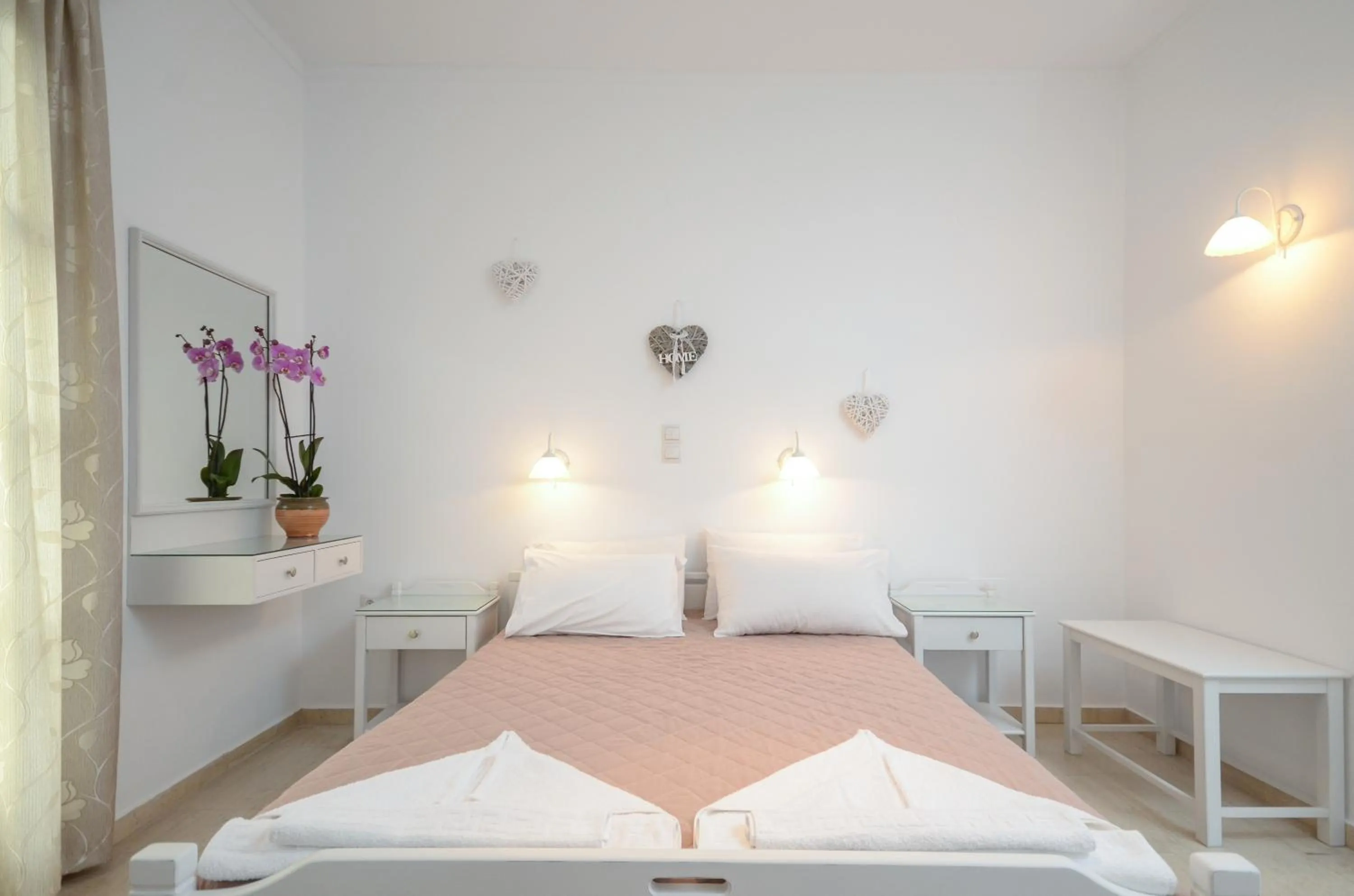 Bedroom, Bed in Golden Beach Studios Down Town