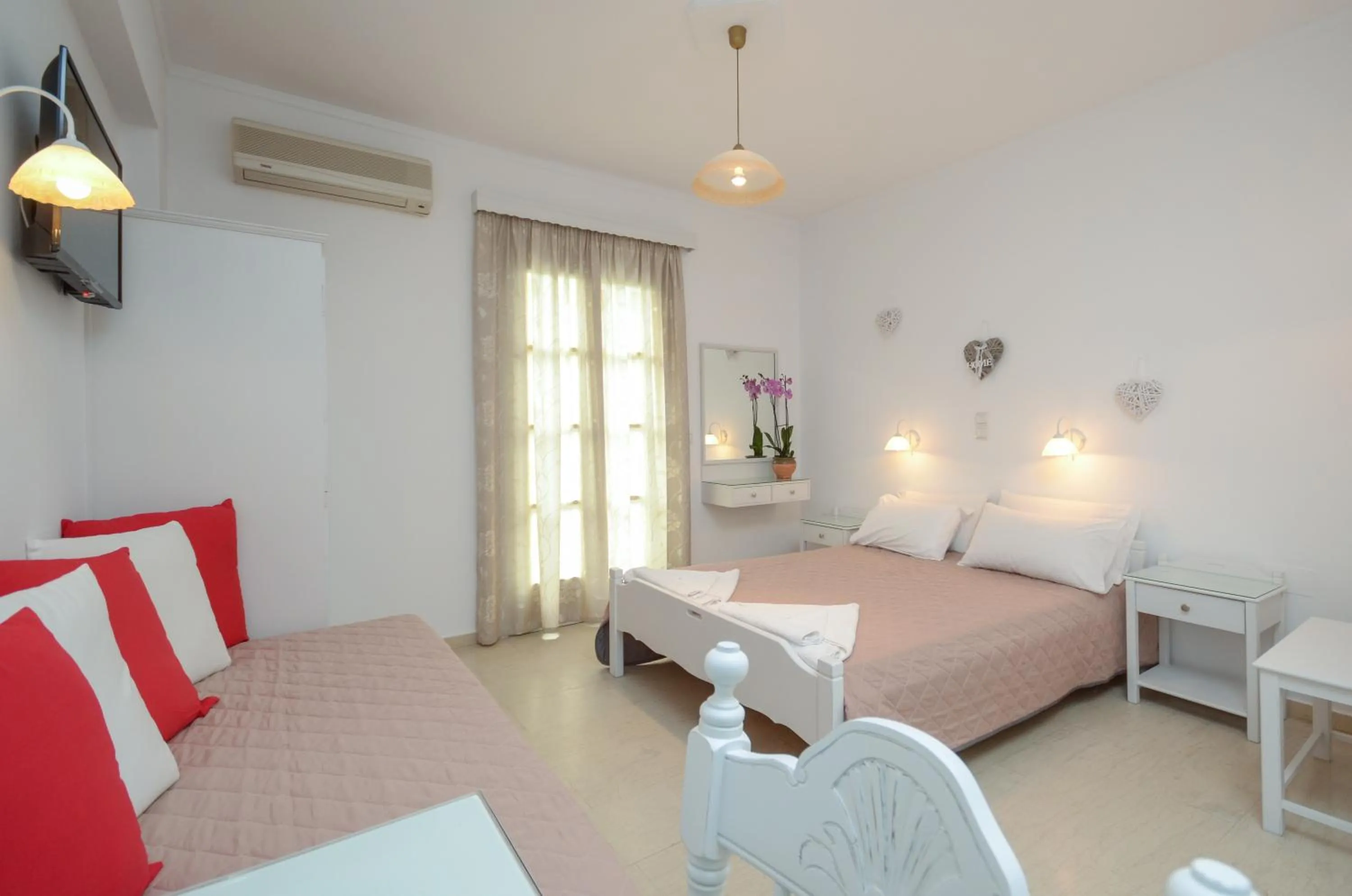 Bedroom, Bed in Golden Beach Studios Down Town