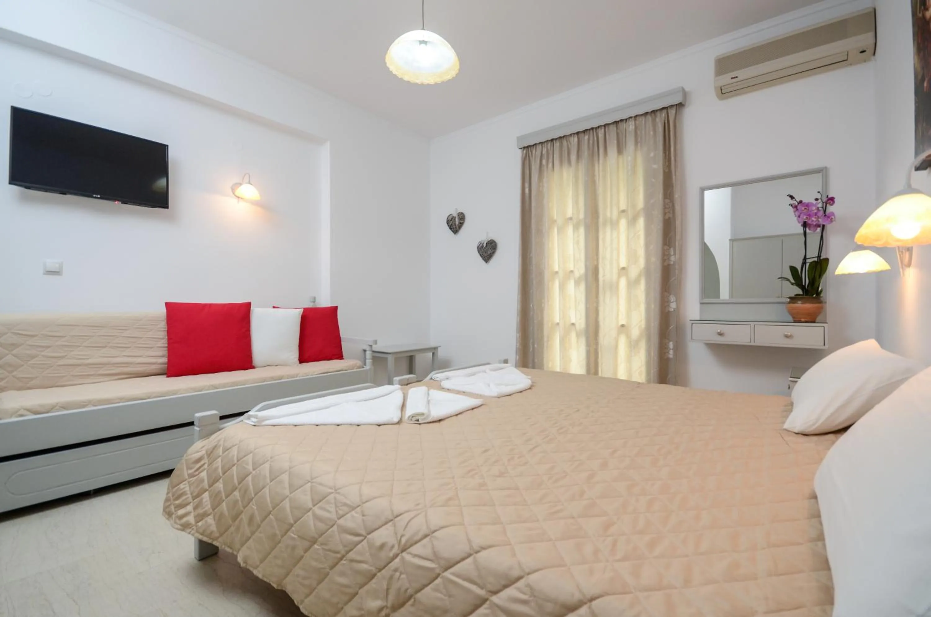 Bedroom, Bed in Golden Beach Studios Down Town