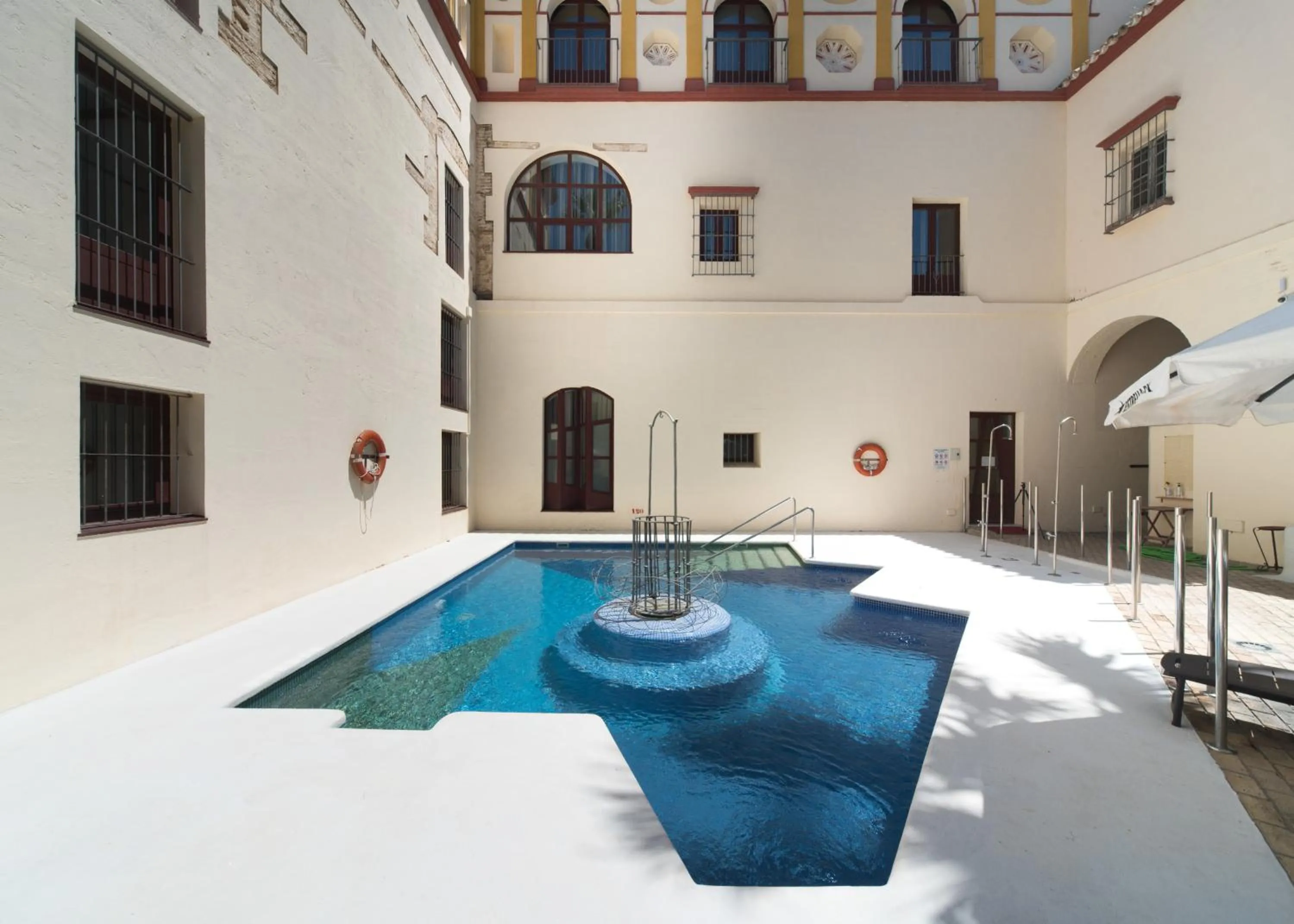 Swimming pool in Hotel Palacio Marqués de Arizón