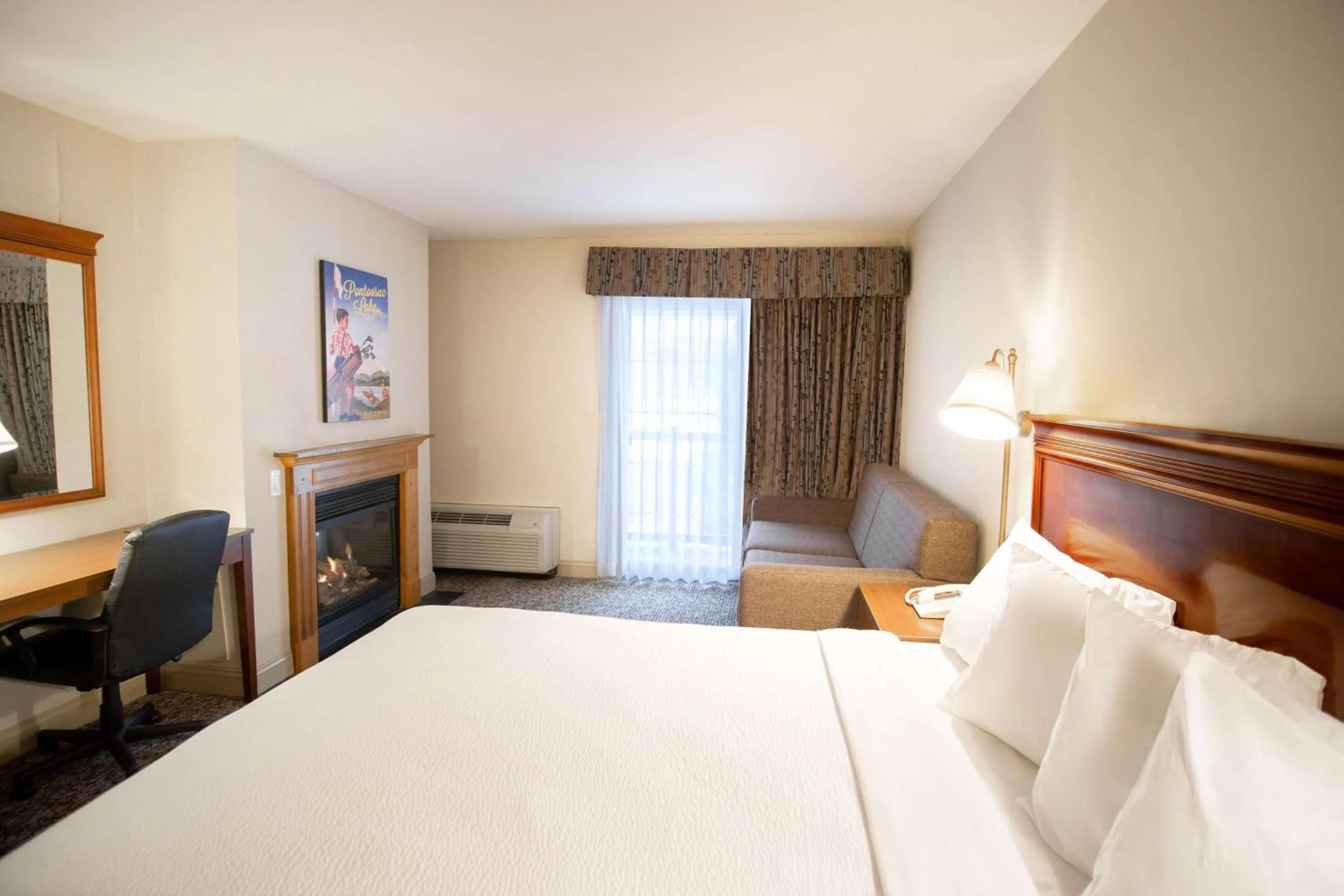 Photo of the whole room, Bed in The Yankee, Trademark Collection by Wyndham