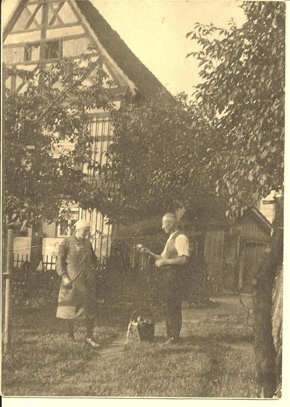Family in Elbhangzimmer Dresden