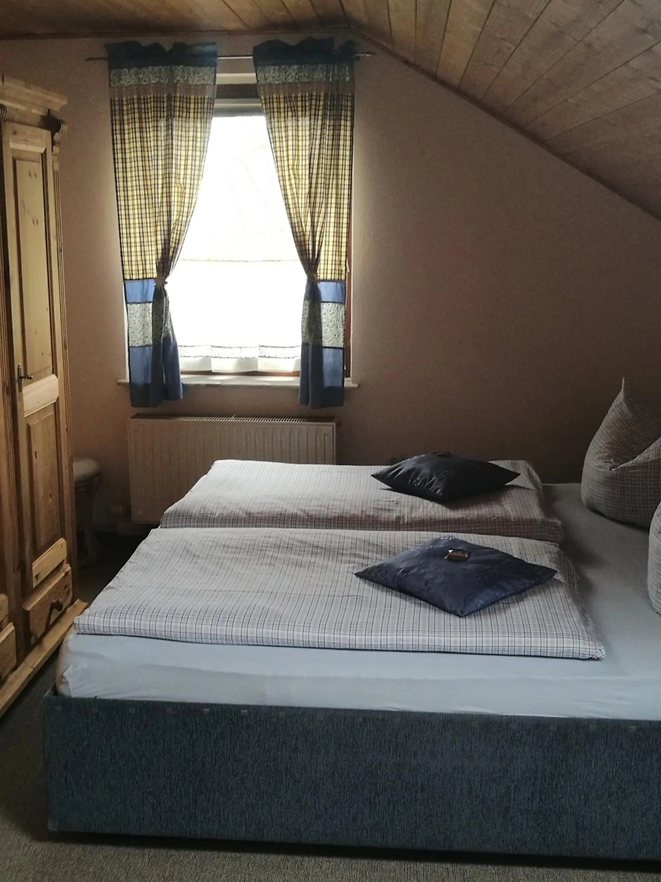 Bedroom, Bed in Elbhangzimmer Dresden