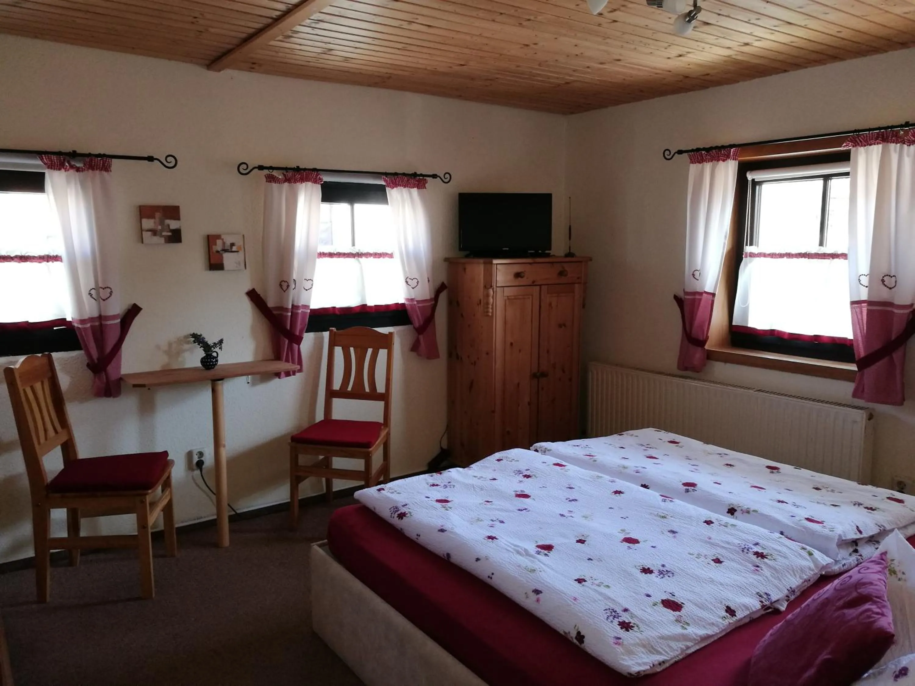 Photo of the whole room, Bed in Elbhangzimmer Dresden