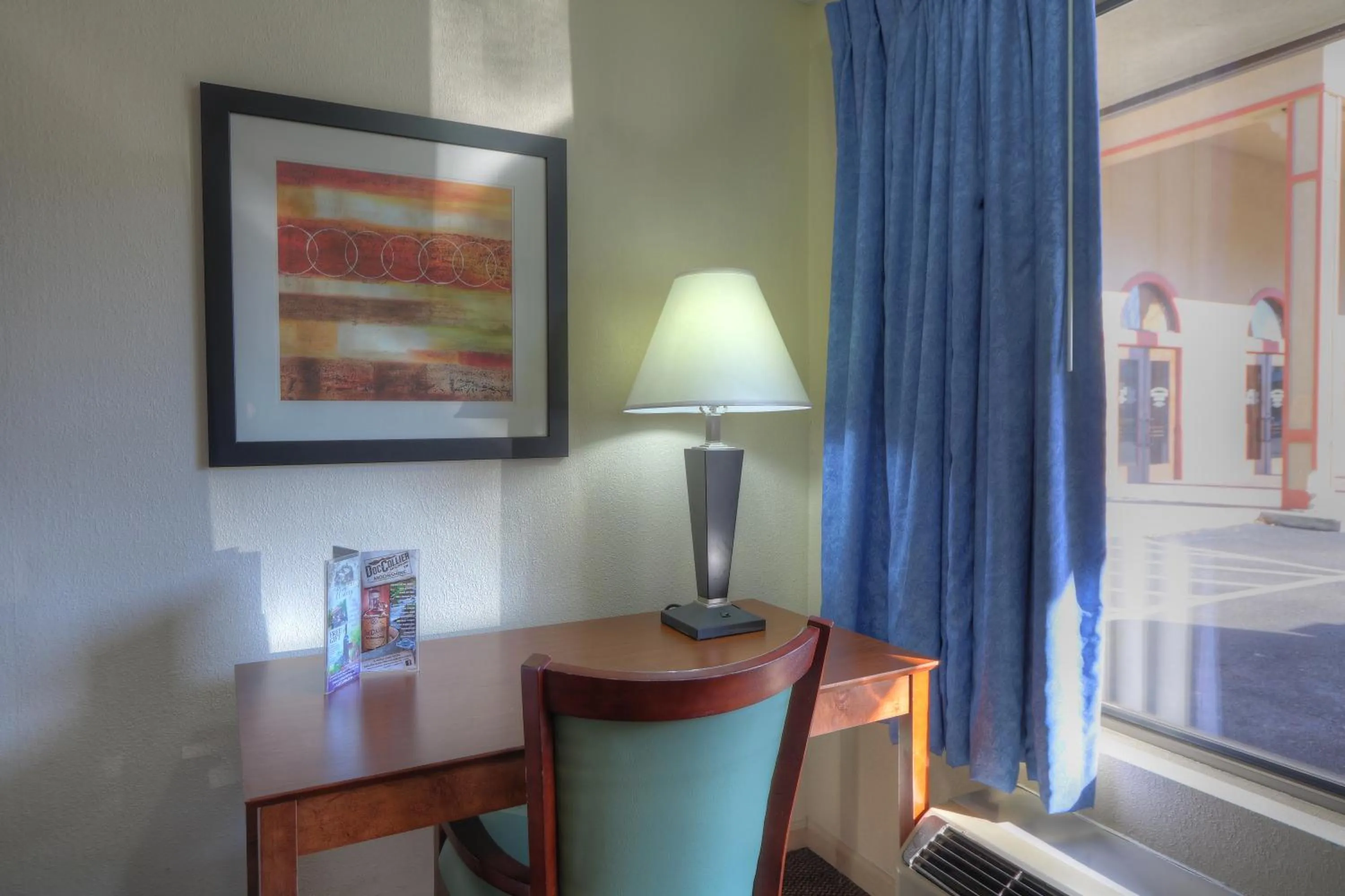 Seating area, Bed in Days Inn By Wyndham Pigeon Forge South