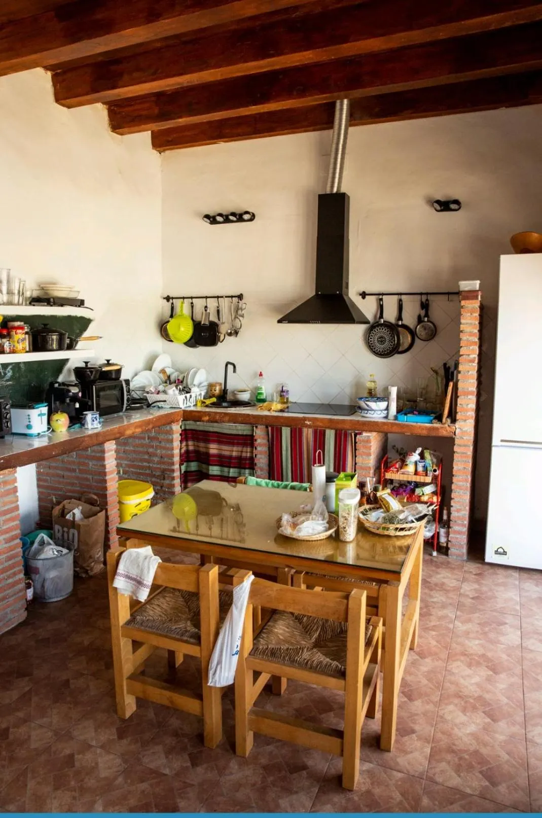 Communal kitchen in La Casona de la Luz