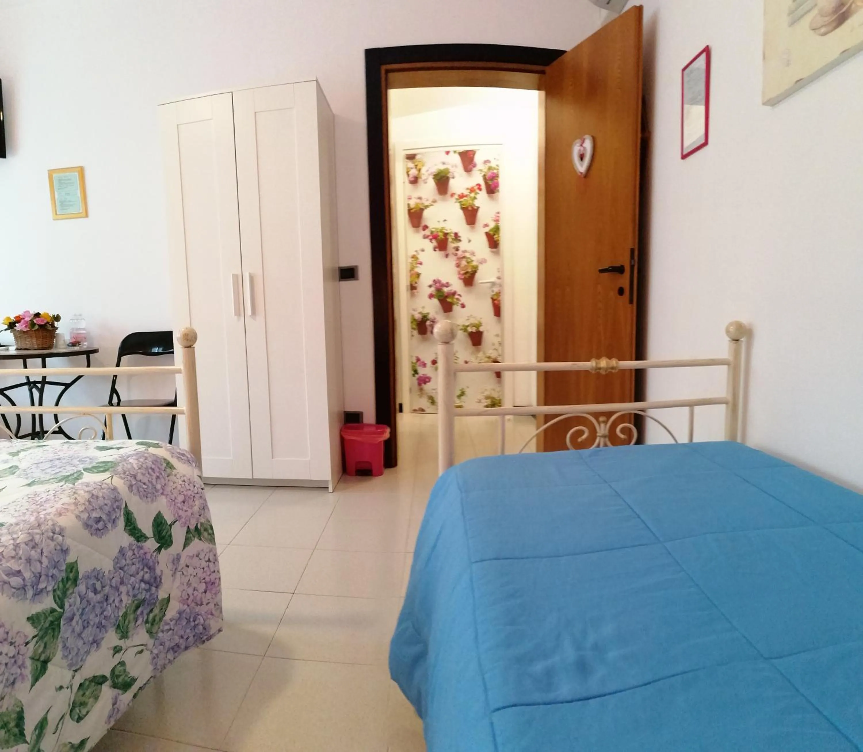 wardrobe, Bed in B&B Milu'