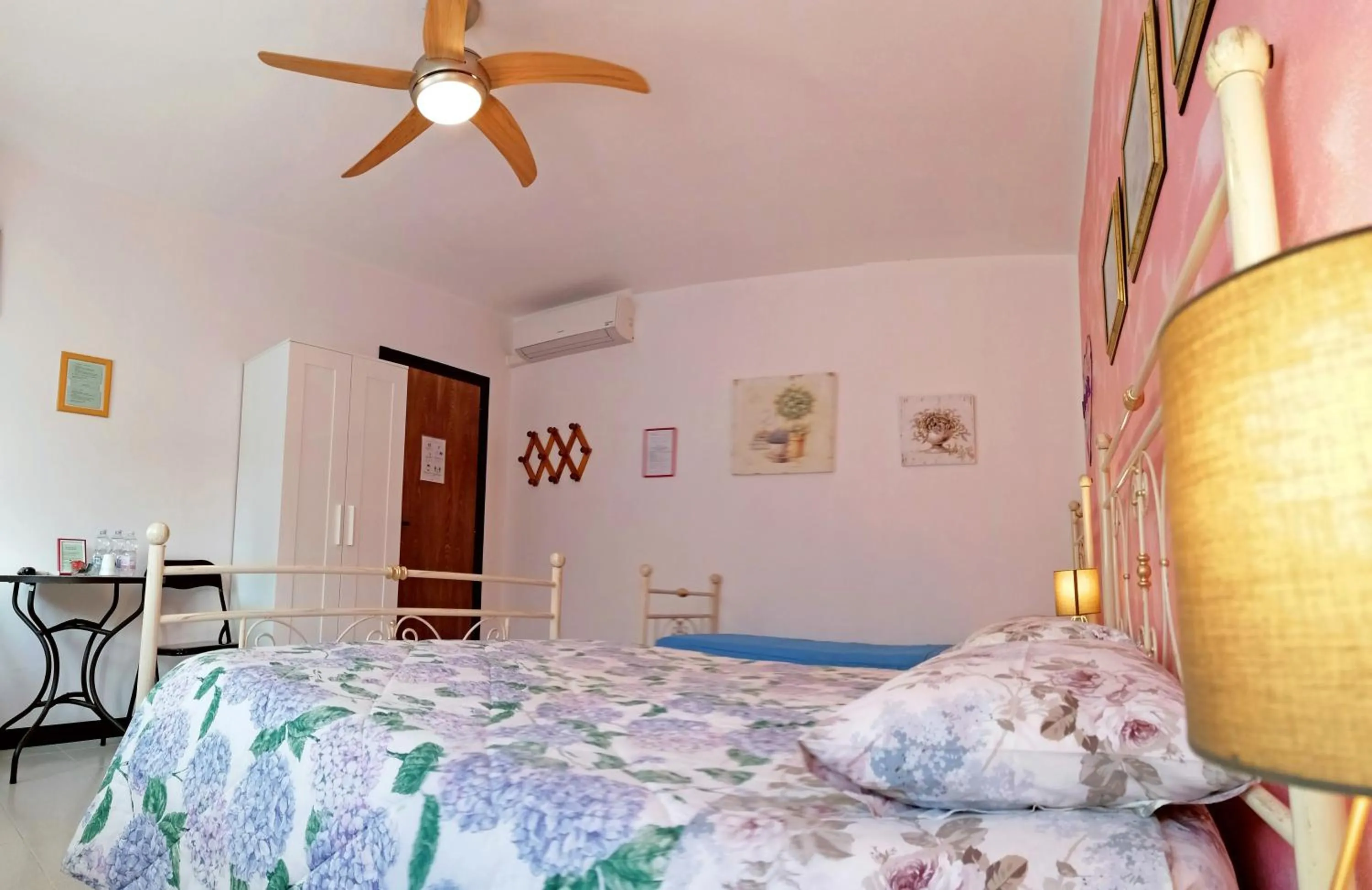 fireplace, Bed in B&B Milu'