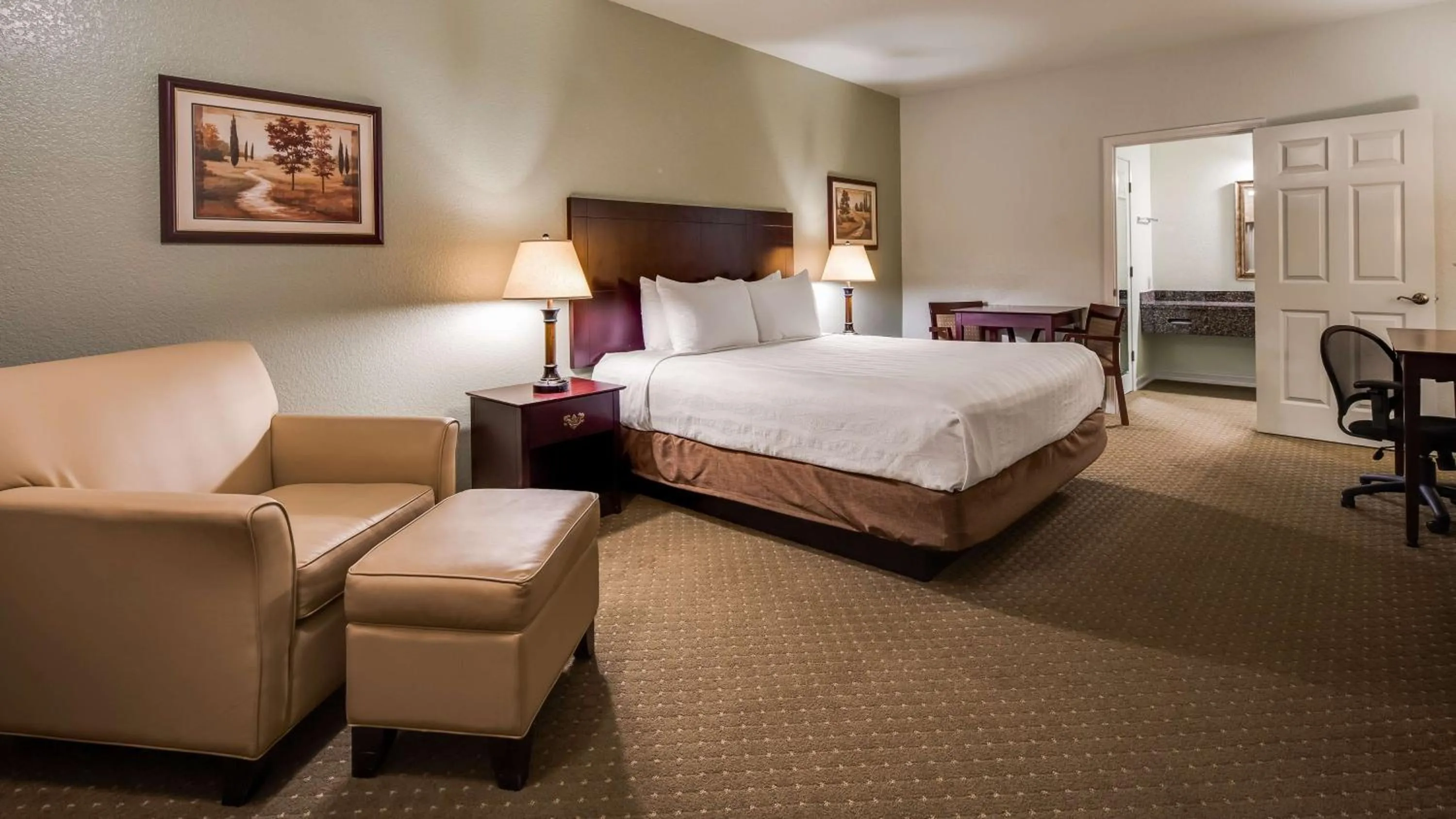 Photo of the whole room, Bed in Best Western Plus Bayshore Inn