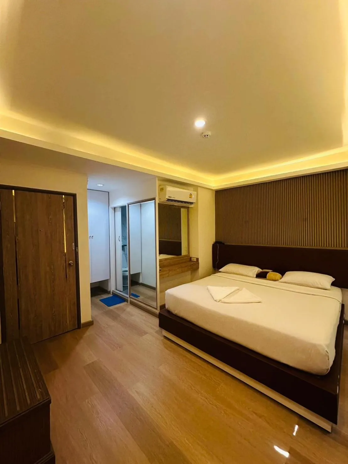 Bed in Royal Garden Home Hotel