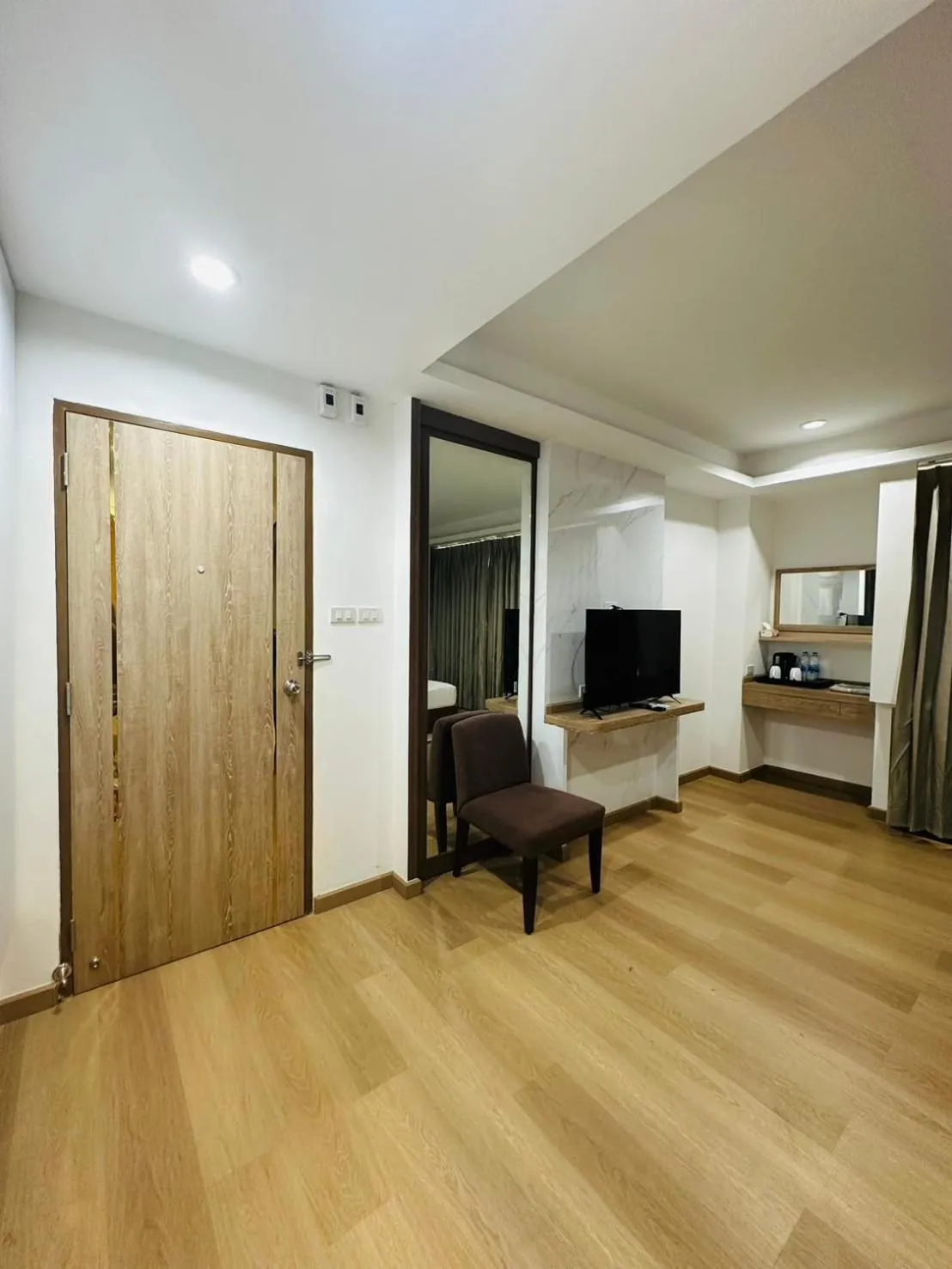 TV and multimedia in Royal Garden Home Hotel