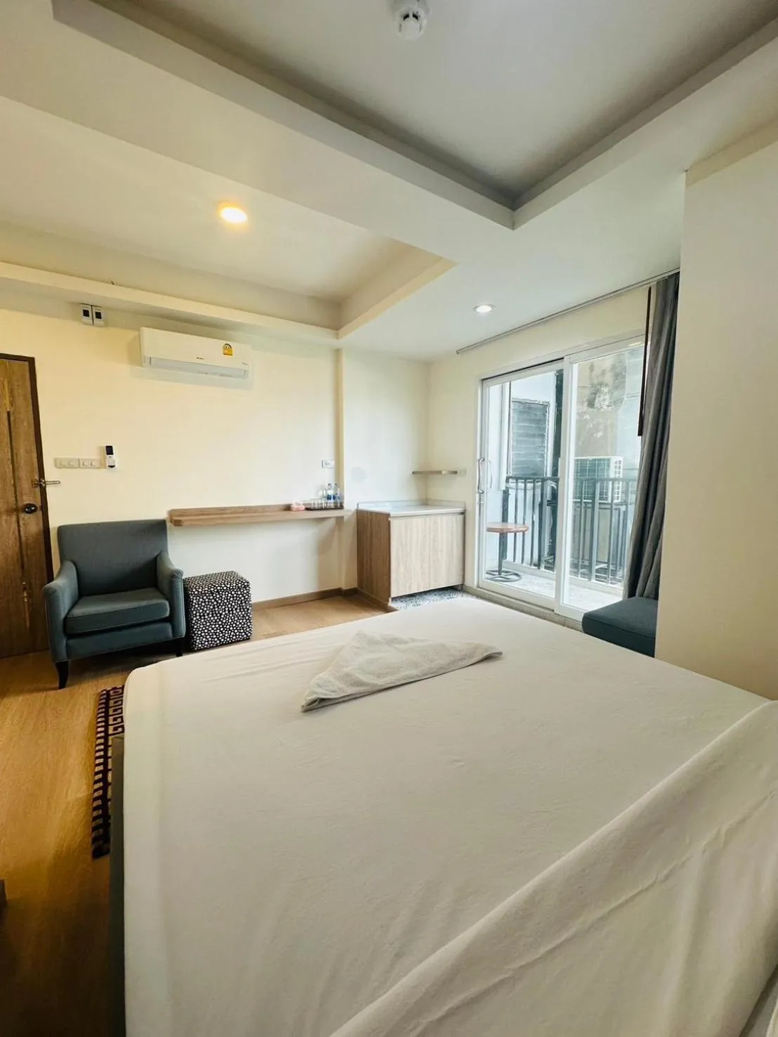 Bedroom, Bed in Royal Garden Home Hotel