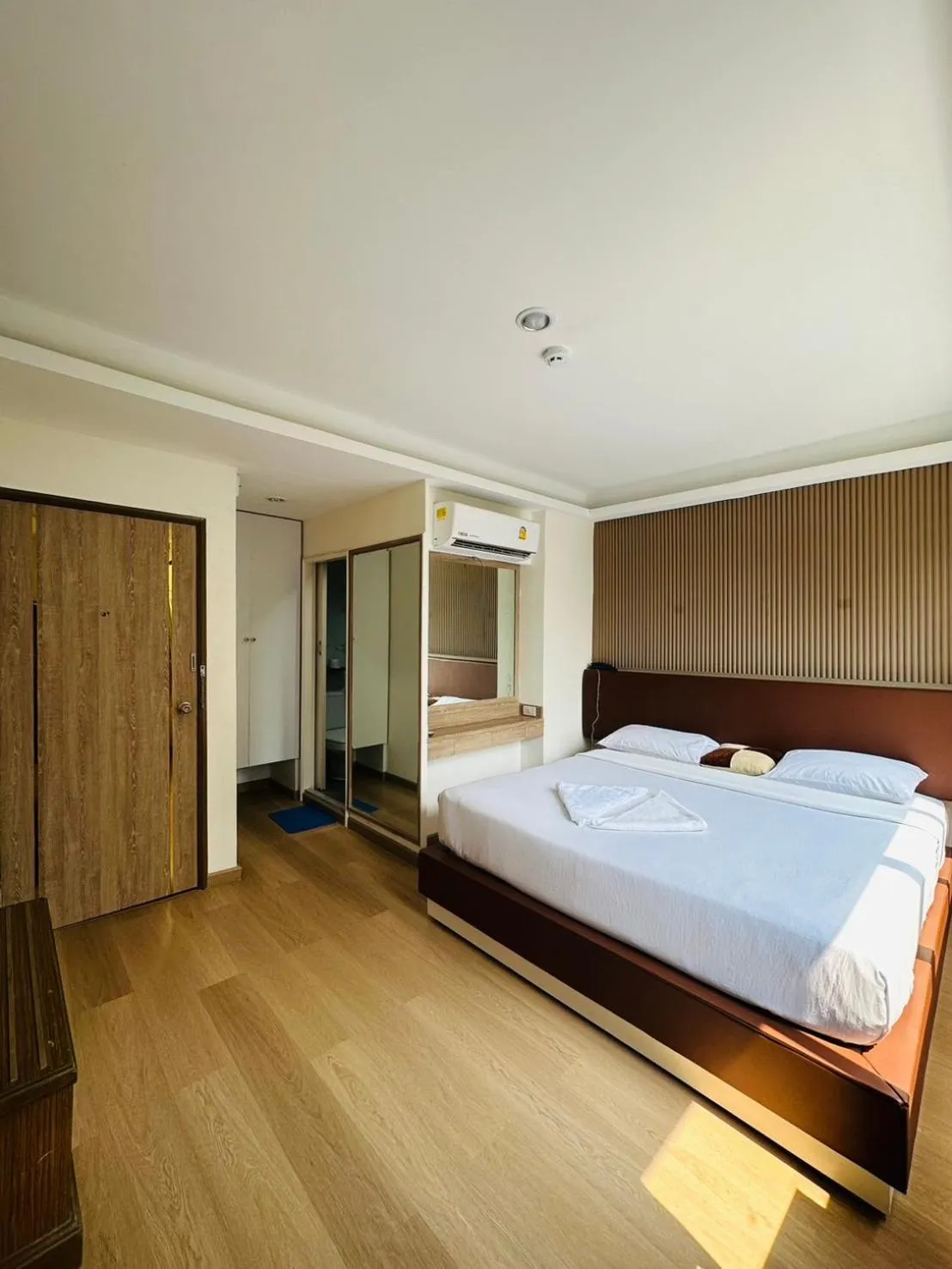 Bed in Royal Garden Home Hotel