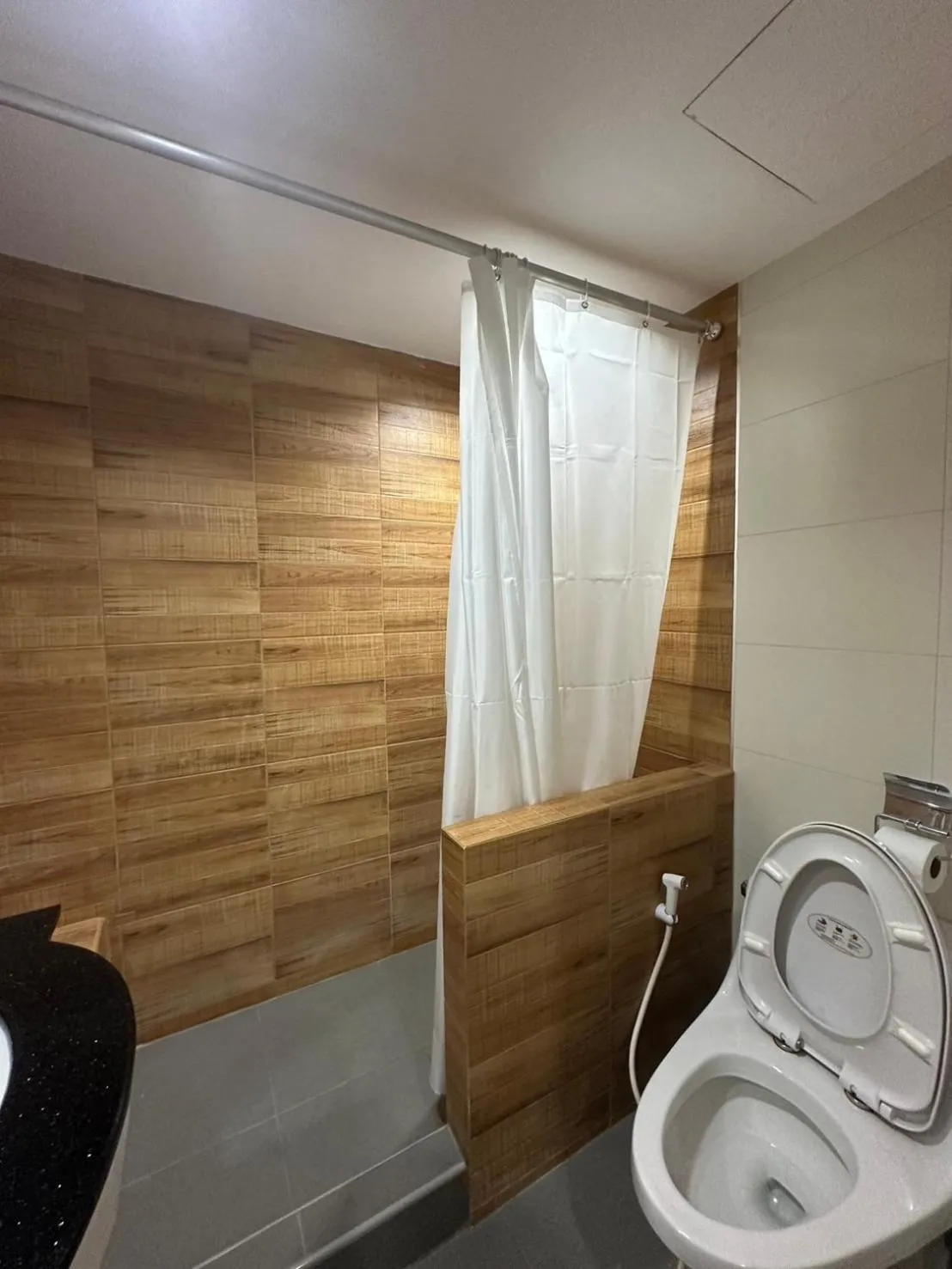 Toilet in Royal Garden Home Hotel