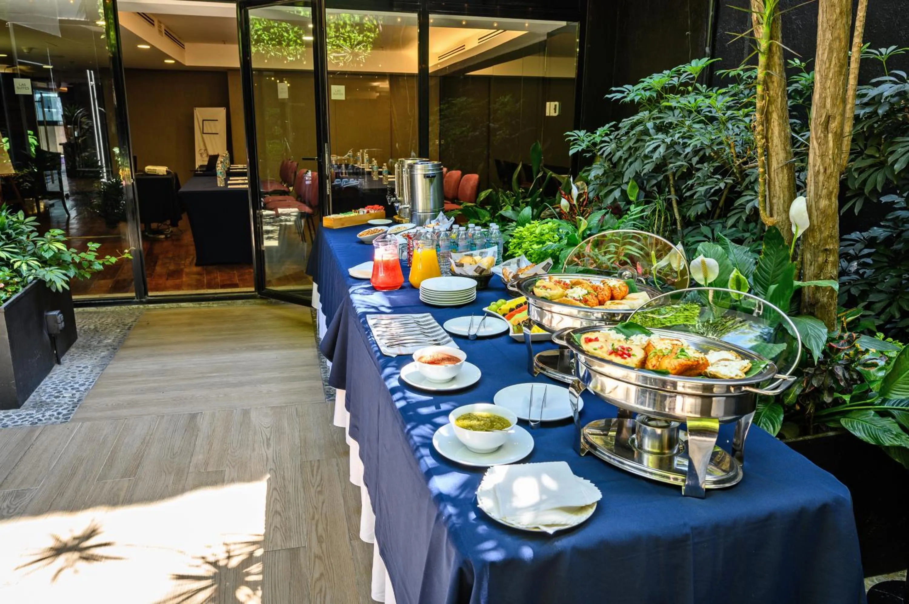 Food and drinks in Las Suites Campos Eliseos