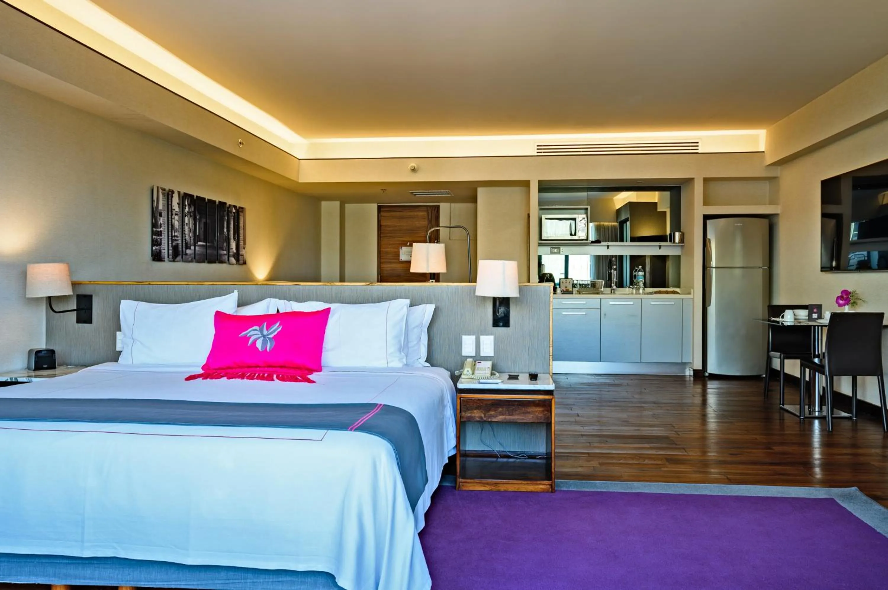 Dining area, Bed in Las Suites Campos Eliseos