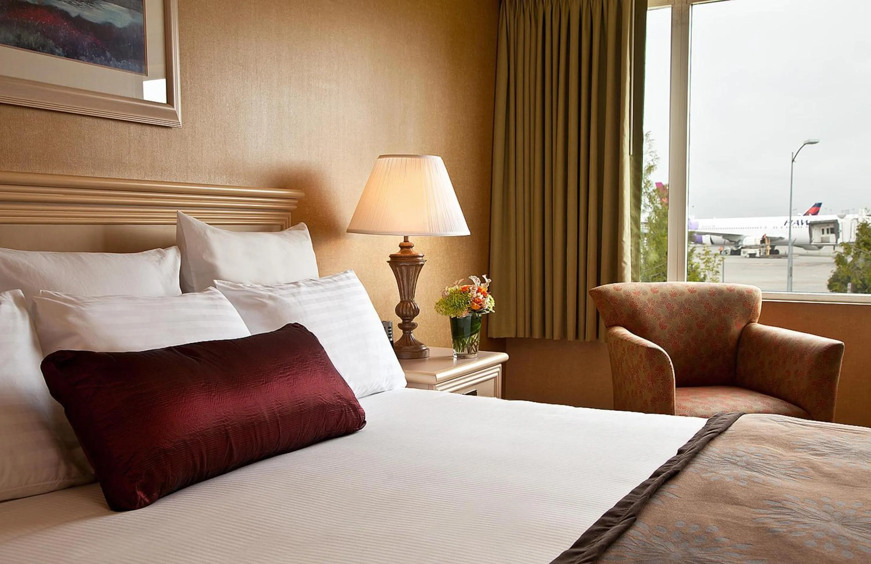 TV and multimedia, Bed in Coast Gateway Hotel