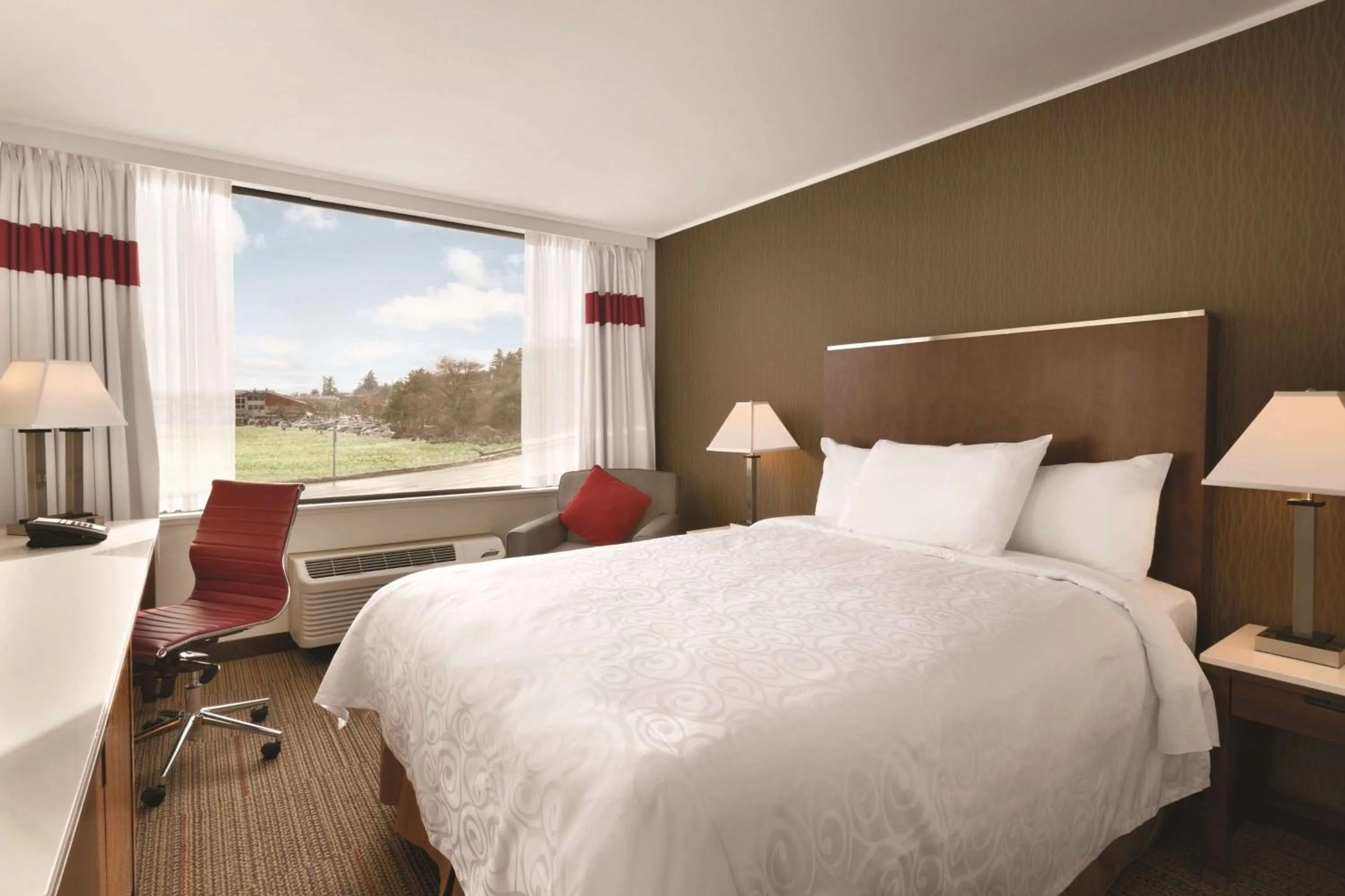 Shower, Bed in Coast Discovery Inn