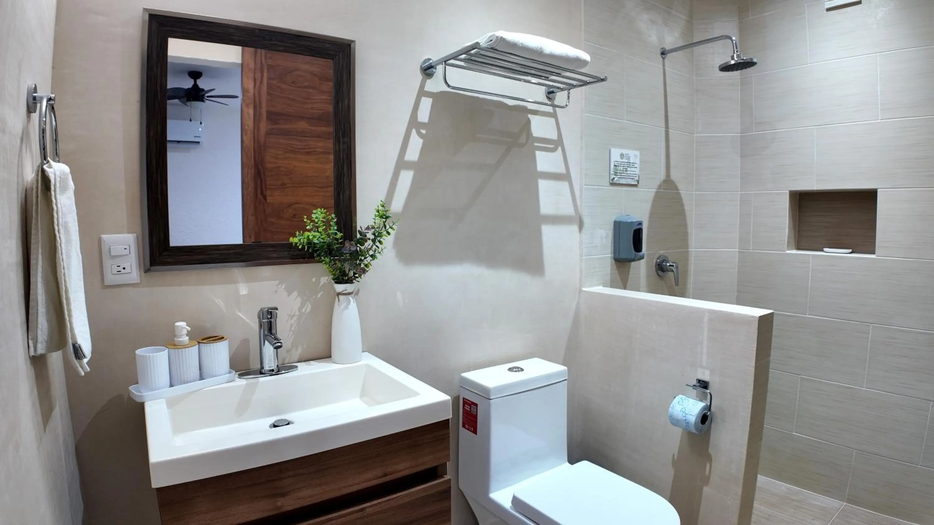 Shower in Hotel Bosque Caribe, 5th Av. zone