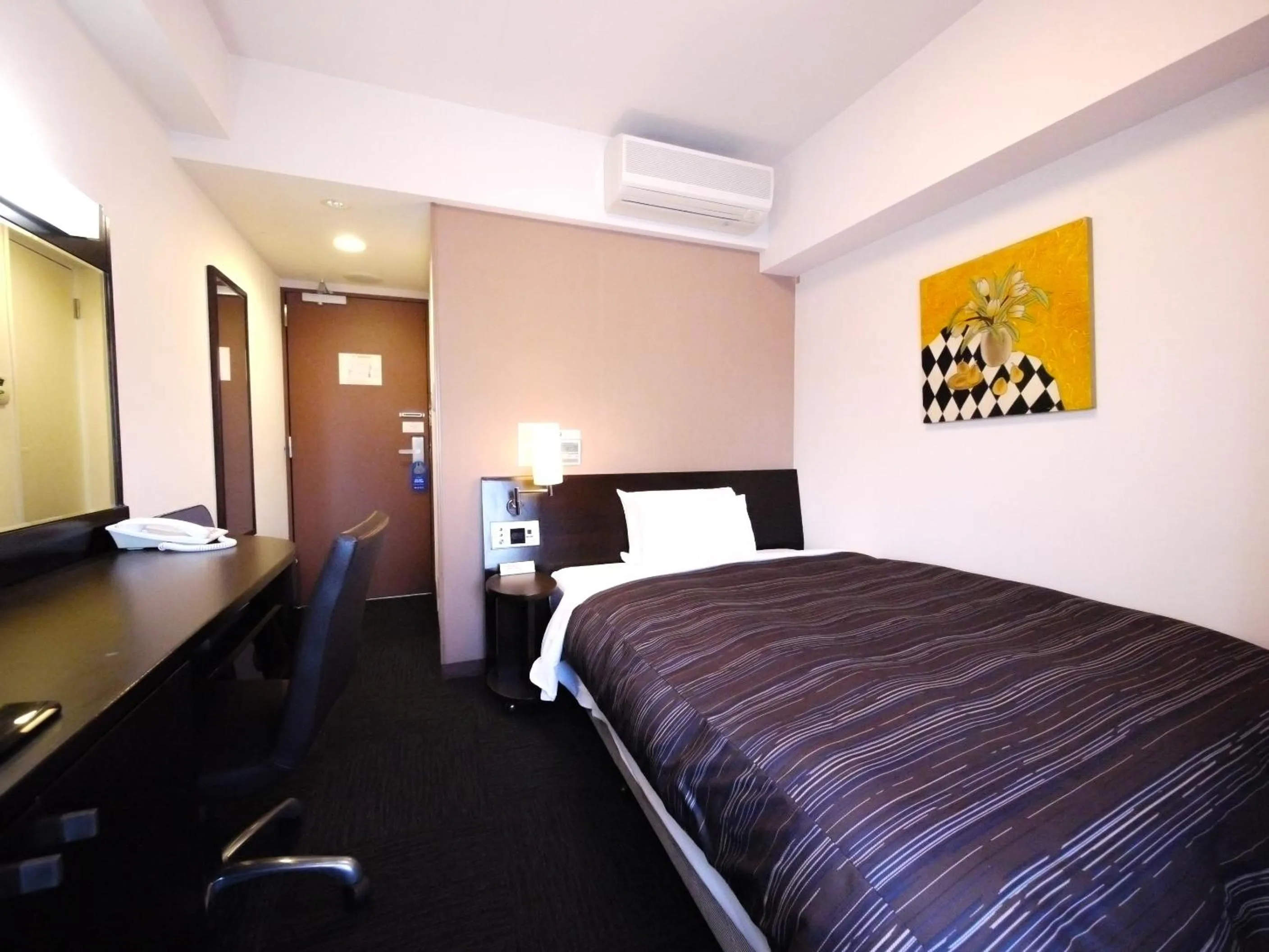 Bed in Hotel Route-Inn Yokohama Bashamichi