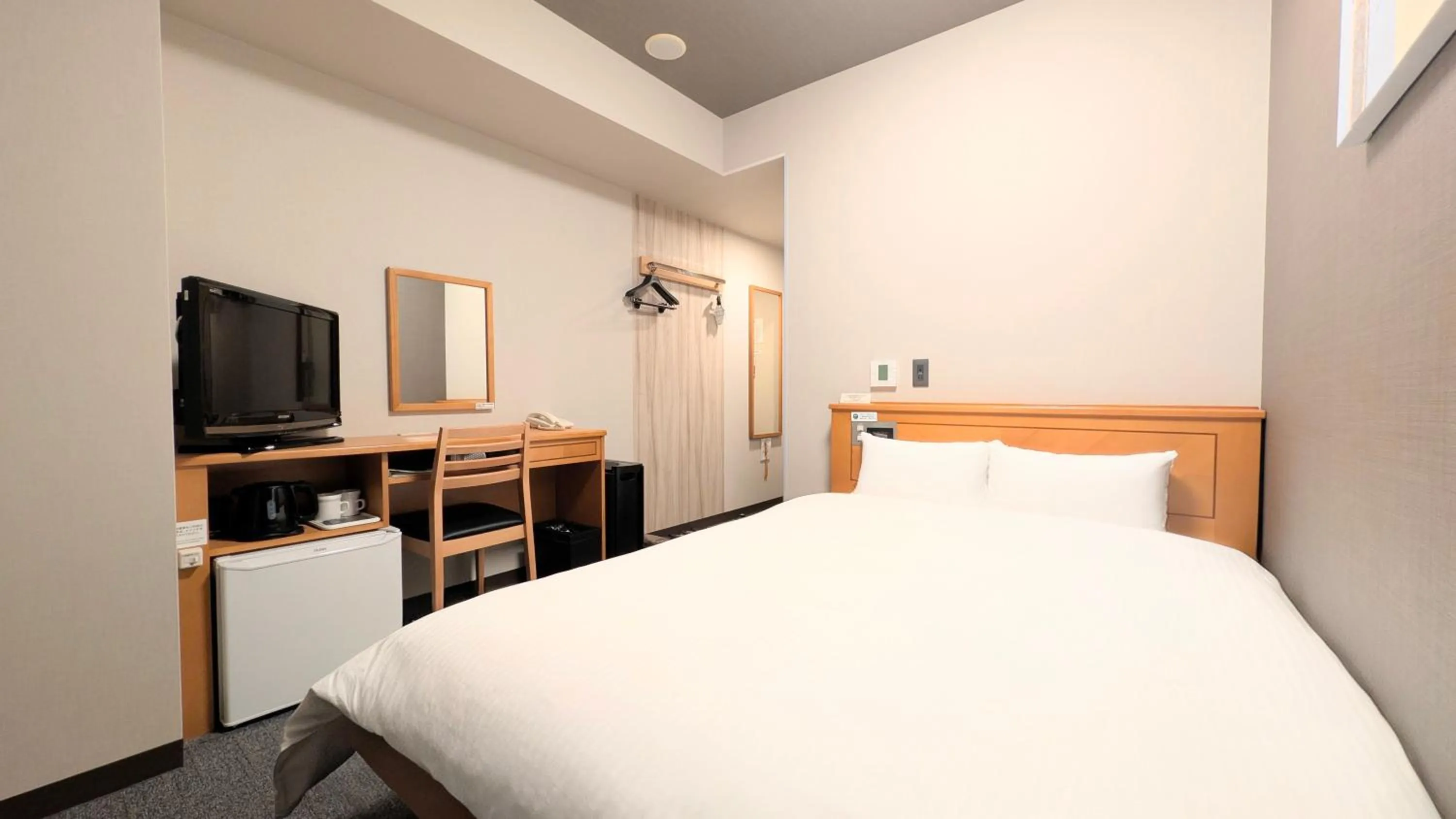 Photo of the whole room, Bed in Hotel Route-Inn Aomori Ekimae