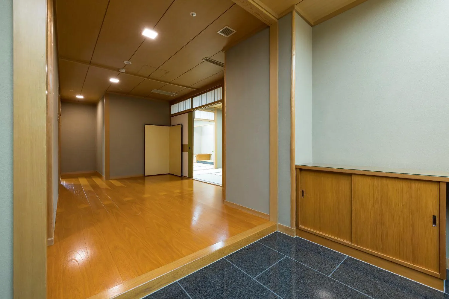 Photo of the whole room in Kinzan