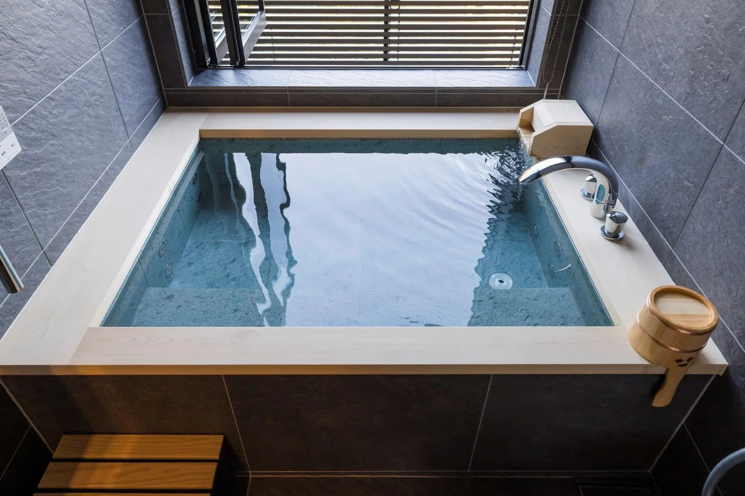 Hot Spring Bath in Kinzan