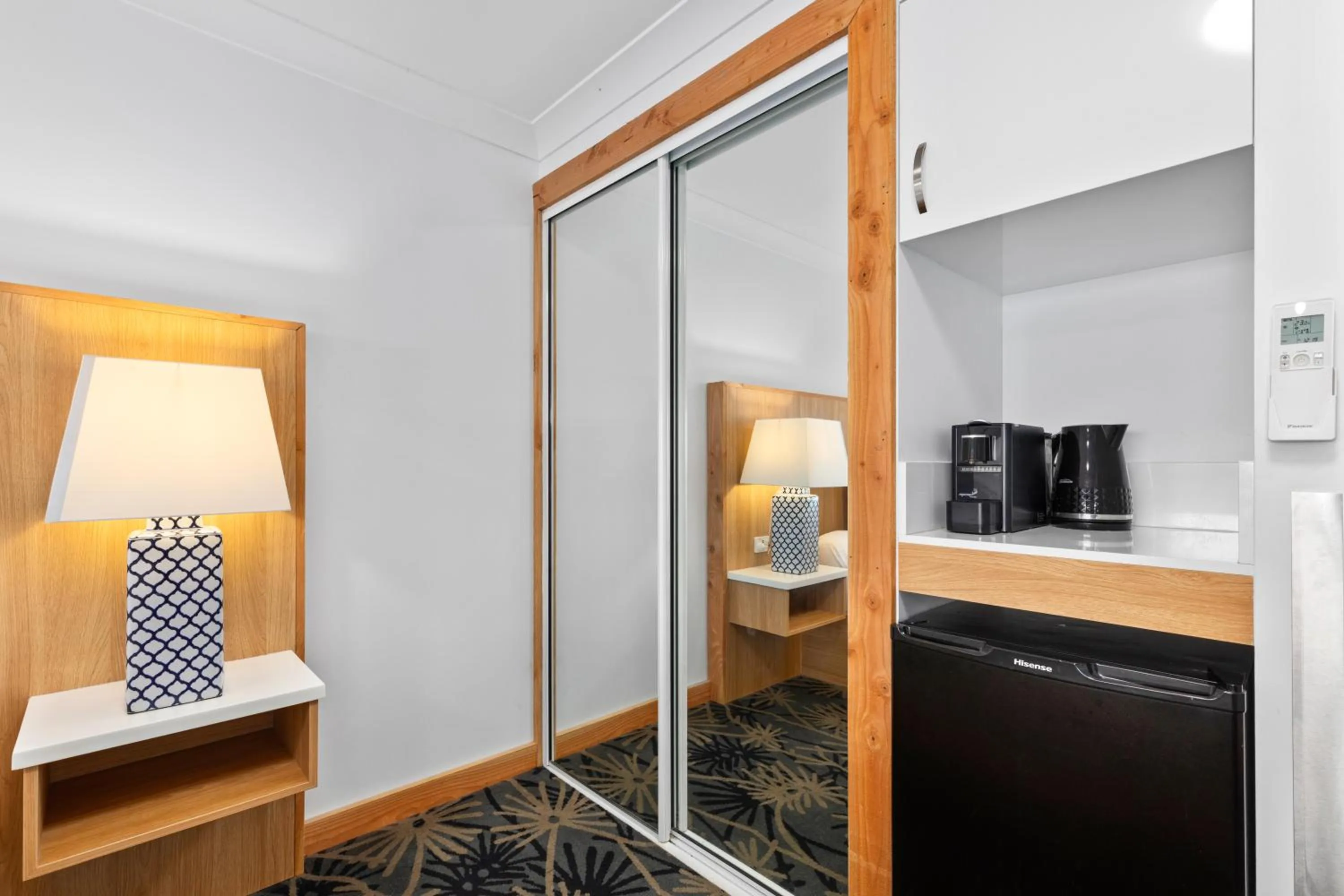 Bedroom, Bed in Airlie Beach Hotel