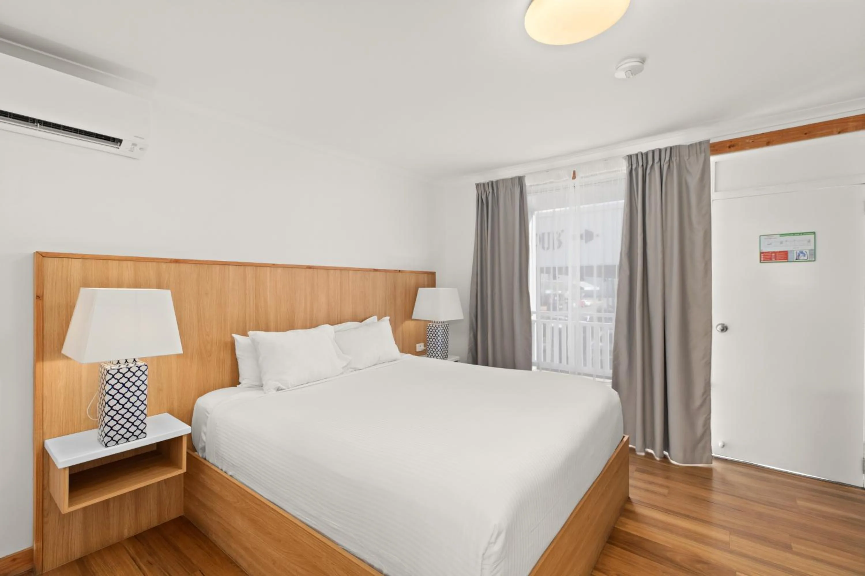 Bedroom, Bed in Airlie Beach Hotel