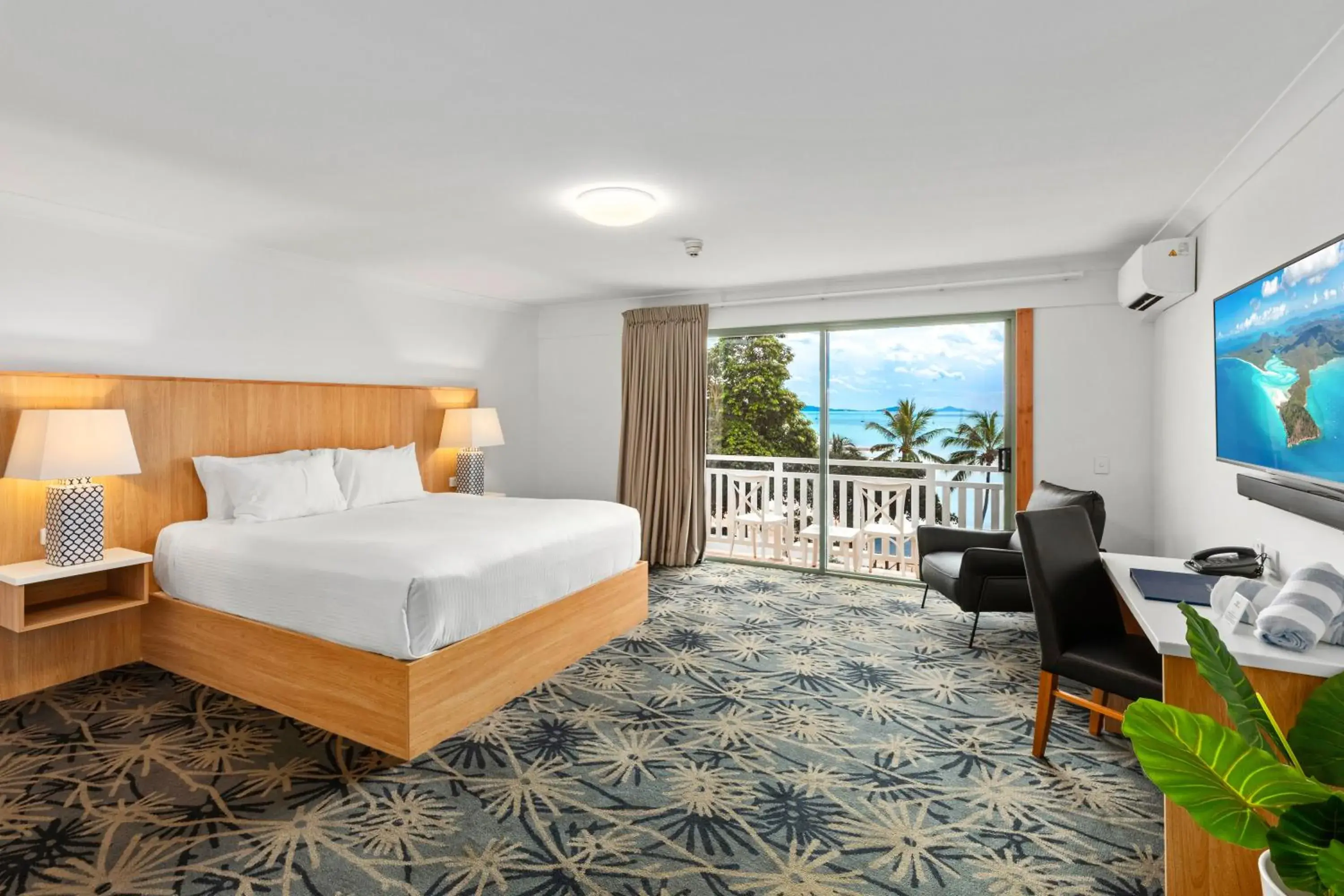 Premium Ocean King Room in Airlie Beach Hotel Premium Ocean King Room in Airlie Beach Hotel