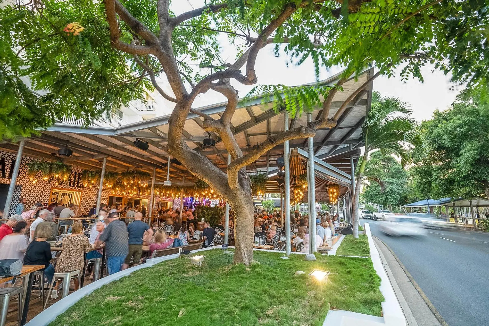 Restaurant/places to eat in Airlie Beach Hotel