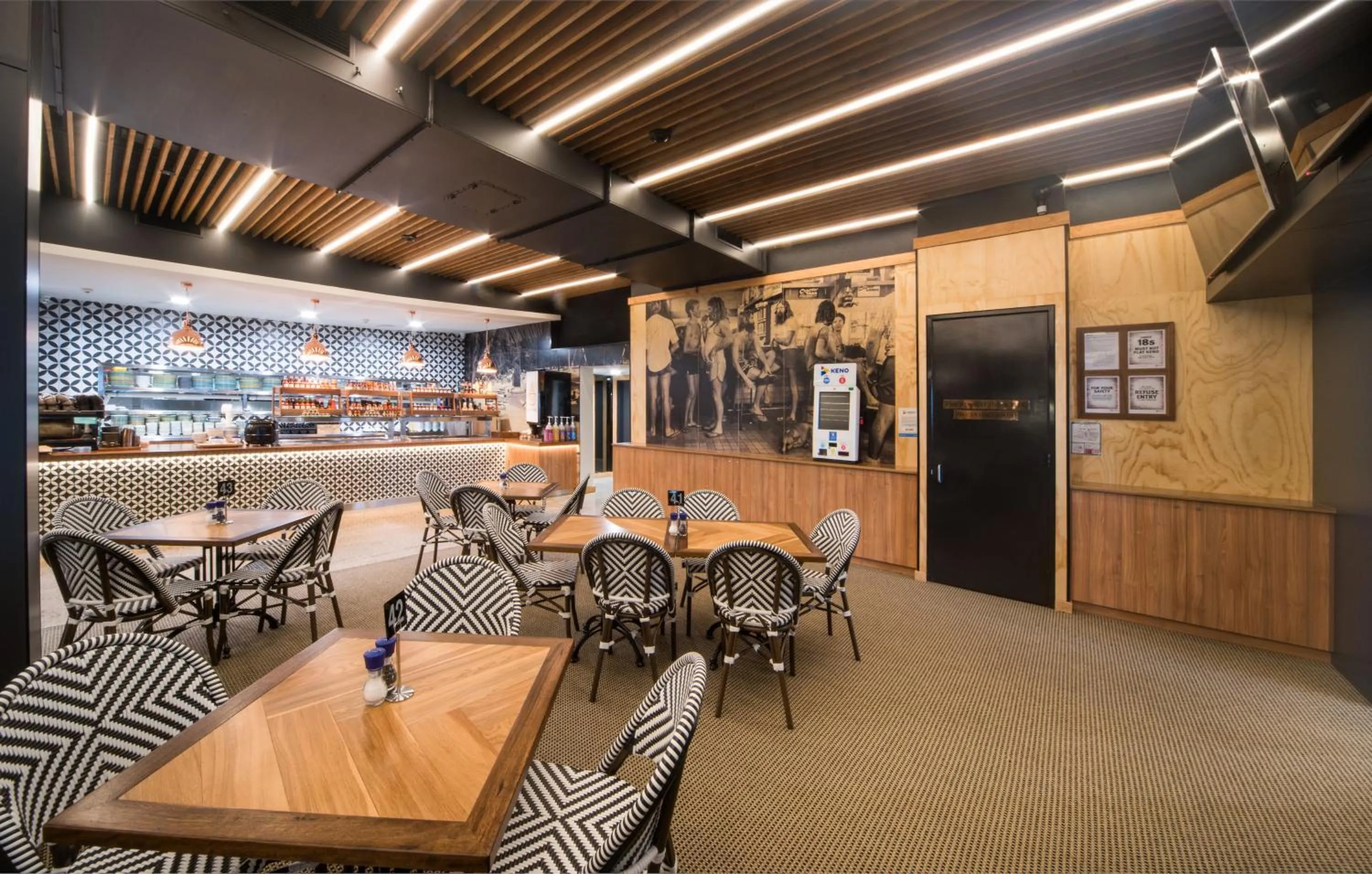 Restaurant/places to eat in Airlie Beach Hotel