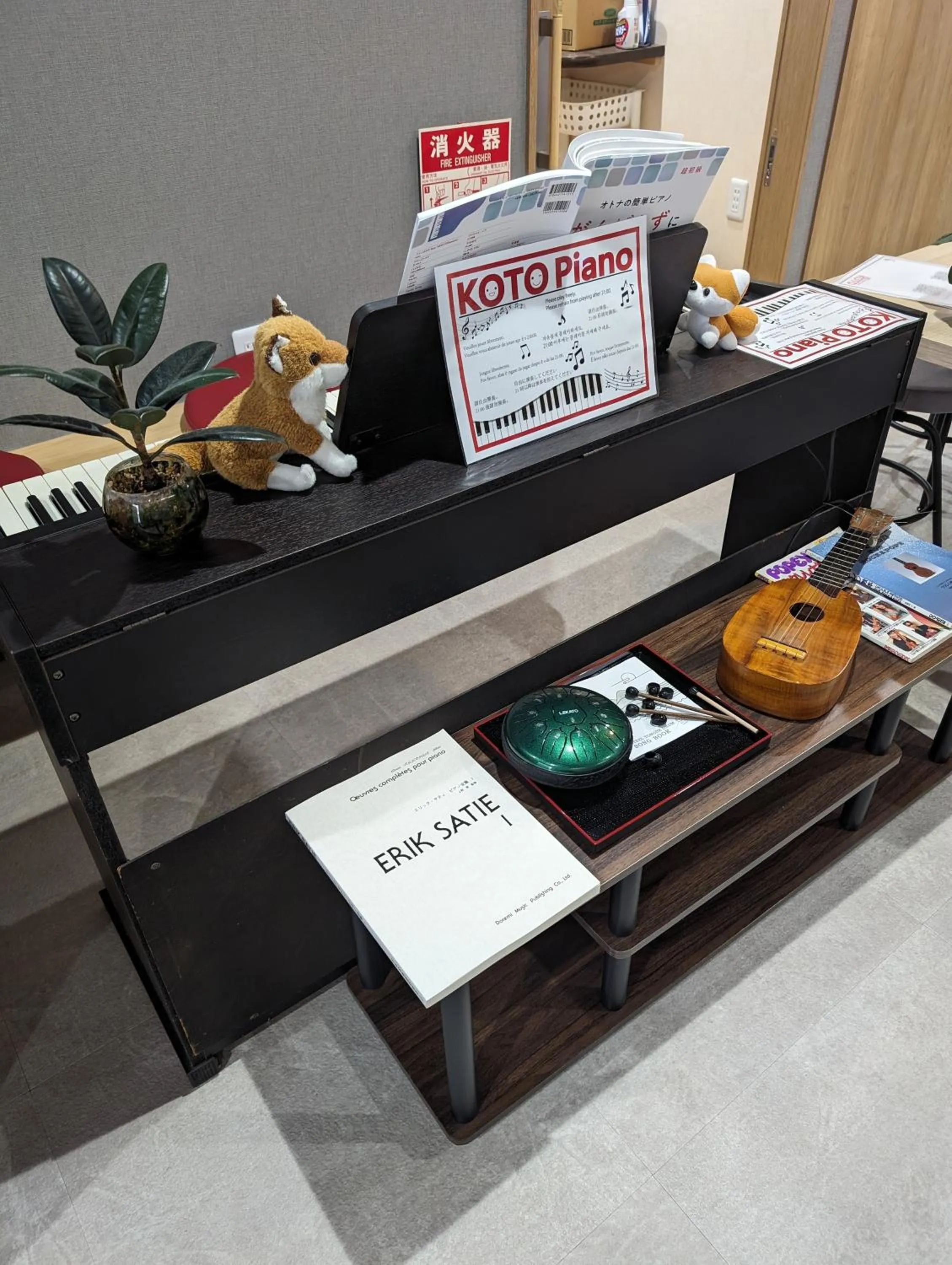 Communal lounge/ TV room in Stay Inn KOTO